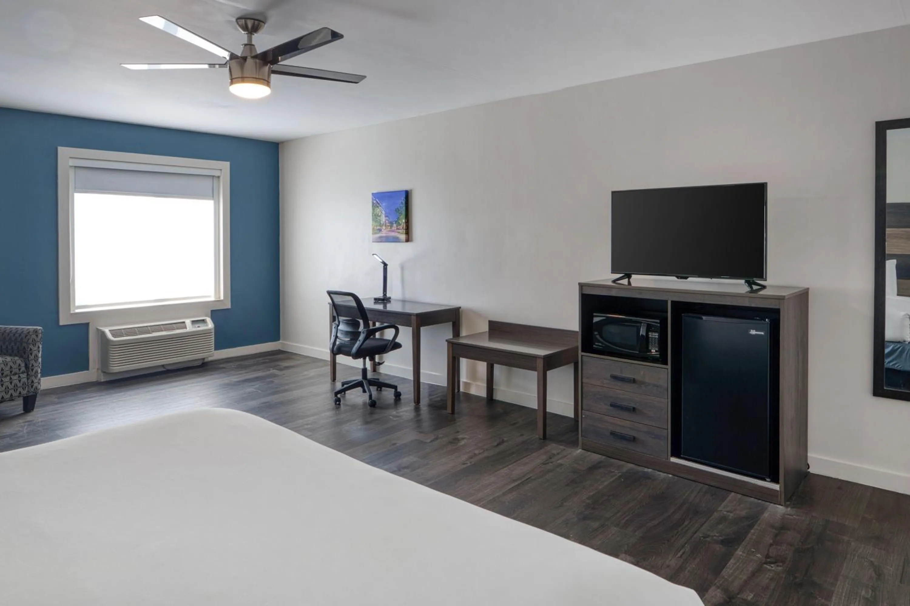 Bedroom, Bed in HOM Hotel Gainesville, SureStay Collection by Best Western