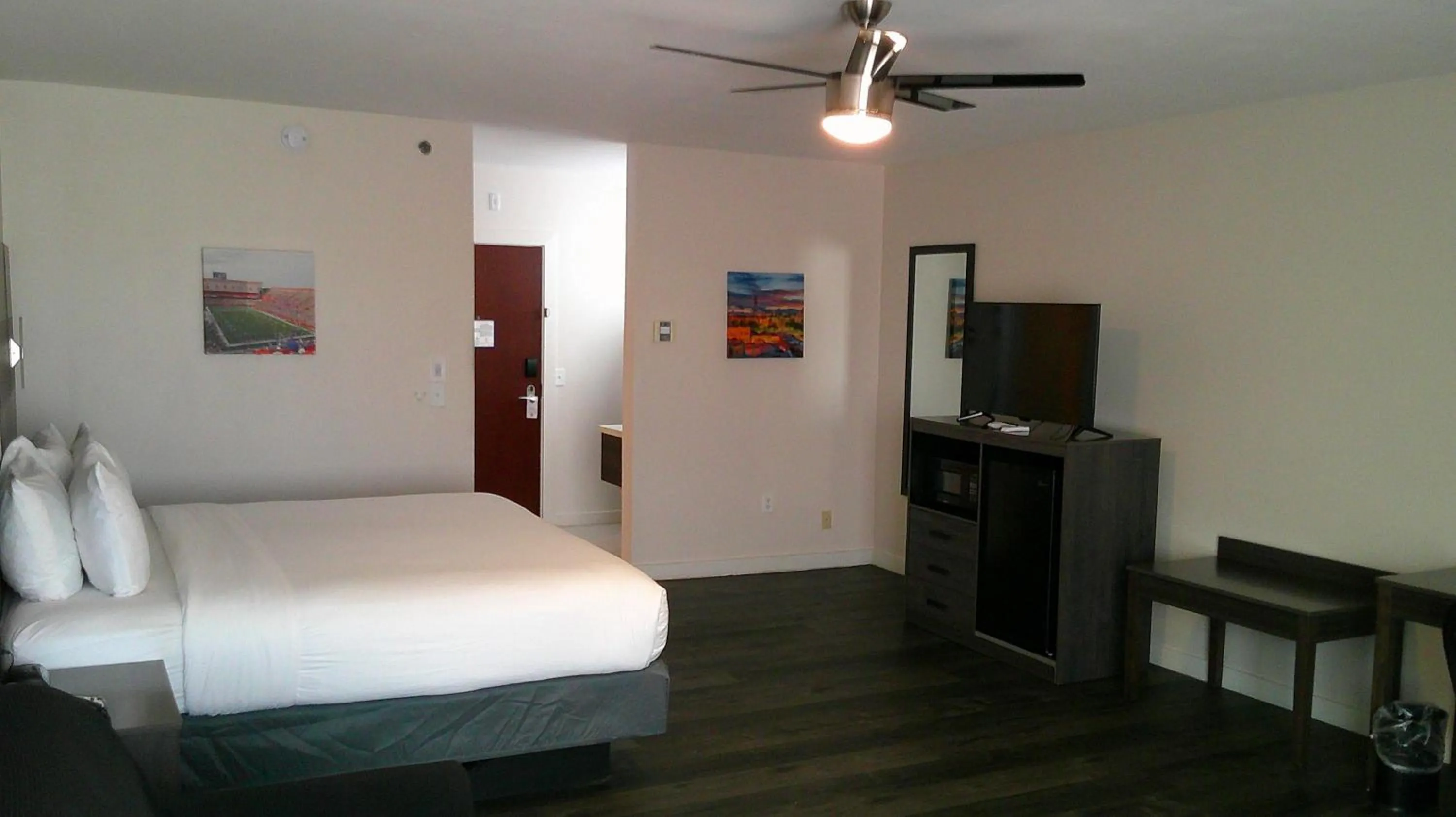 Bedroom, Bed in HOM Hotel Gainesville, SureStay Collection by Best Western