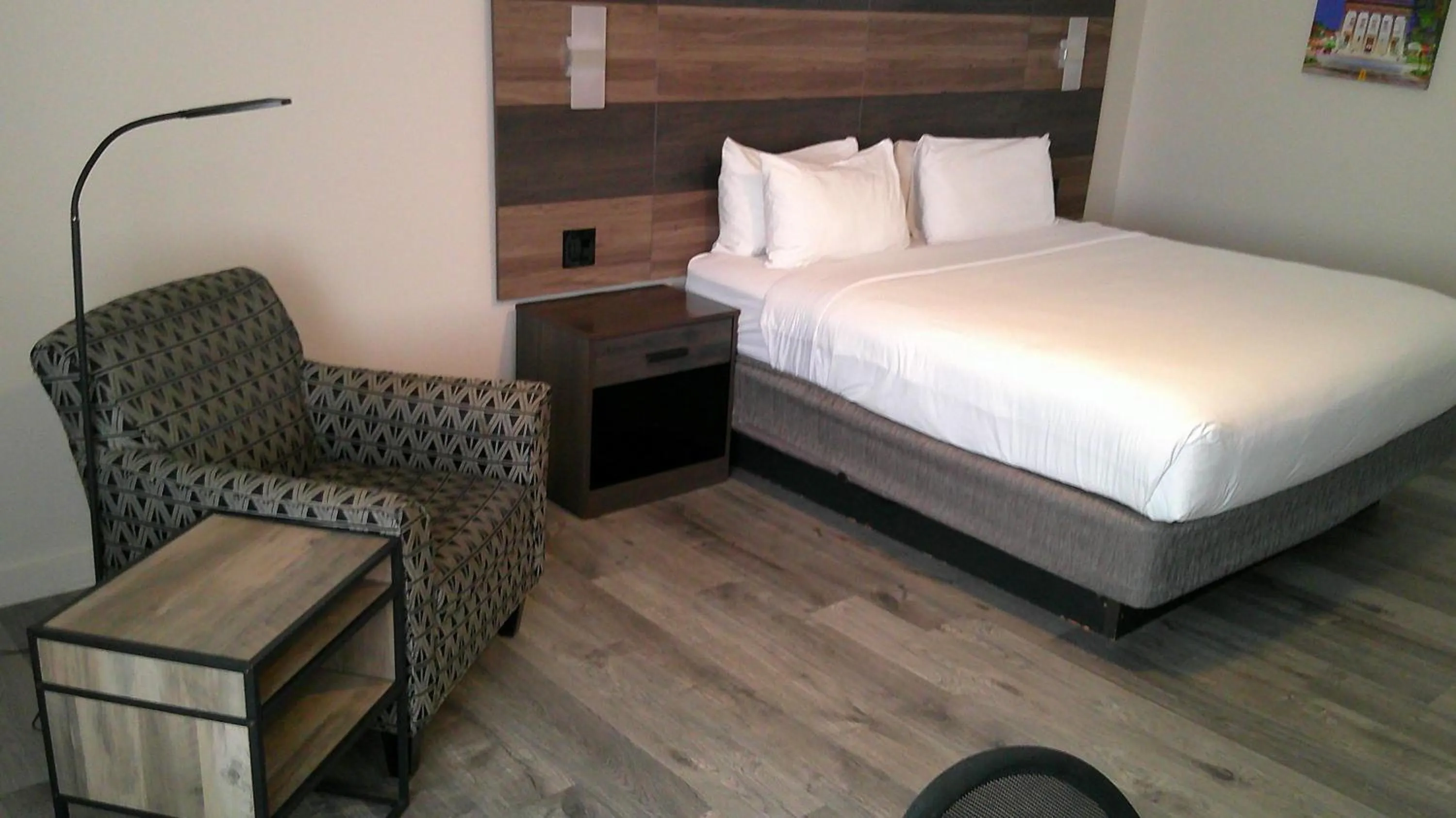 Bedroom, Bed in HOM Hotel Gainesville, SureStay Collection by Best Western