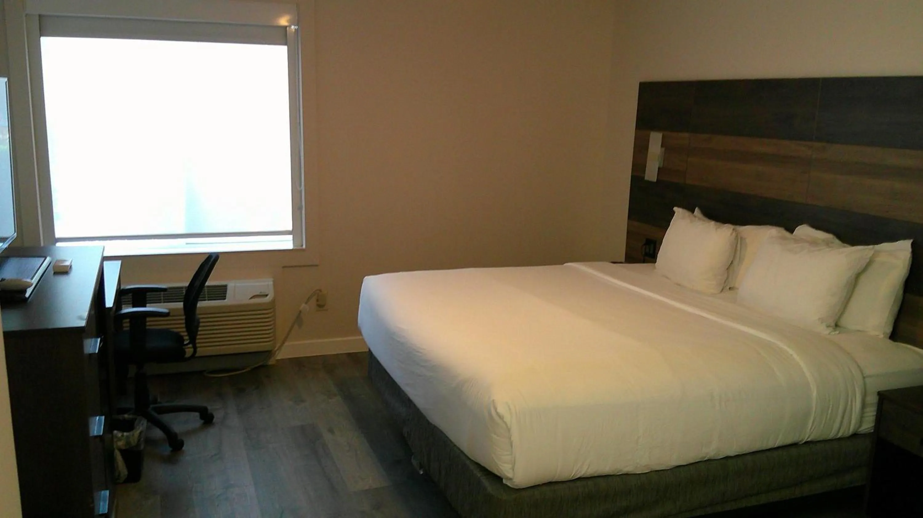 Bedroom, Bed in HOM Hotel Gainesville, SureStay Collection by Best Western