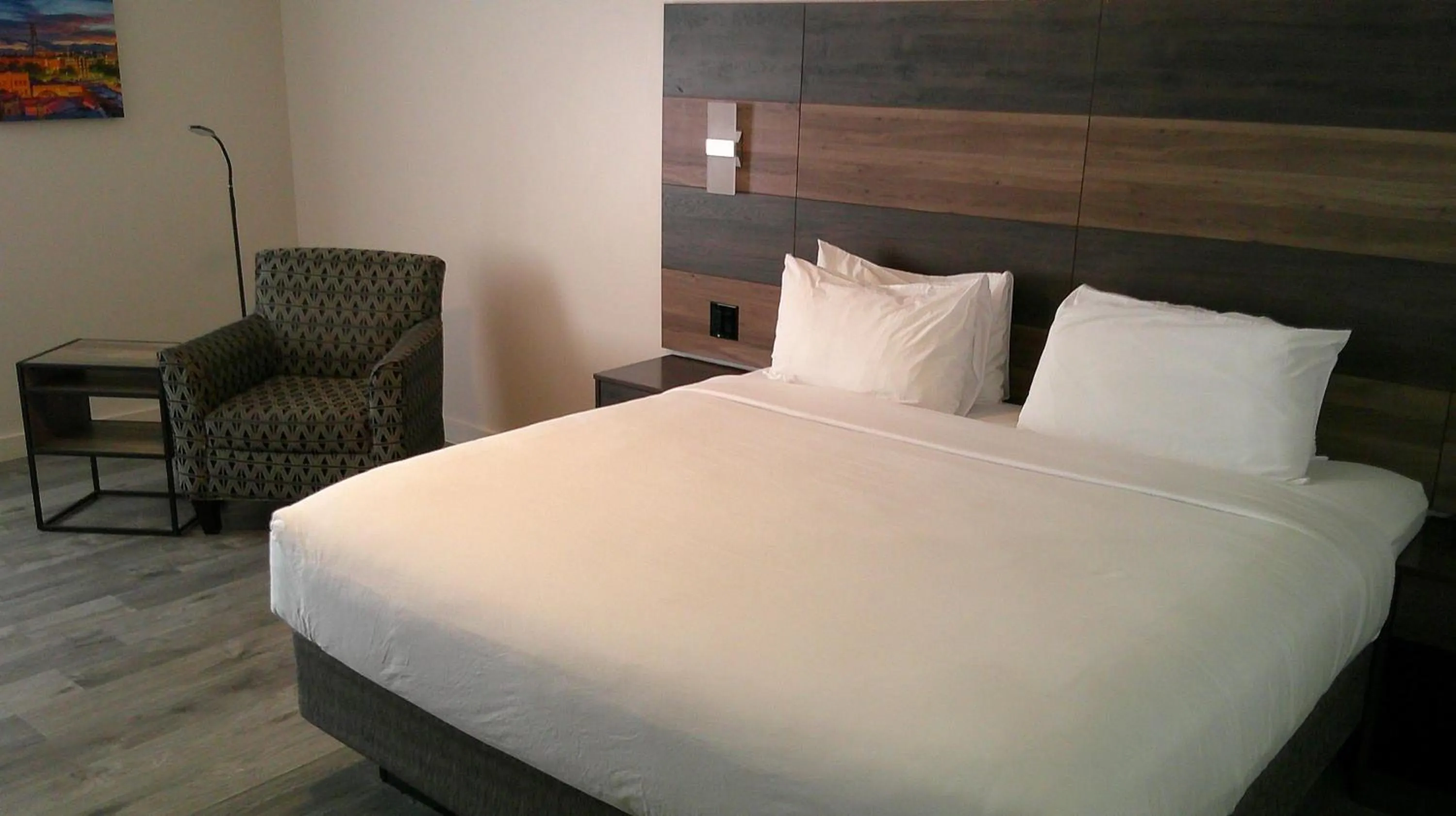 Bedroom, Bed in HOM Hotel Gainesville, SureStay Collection by Best Western