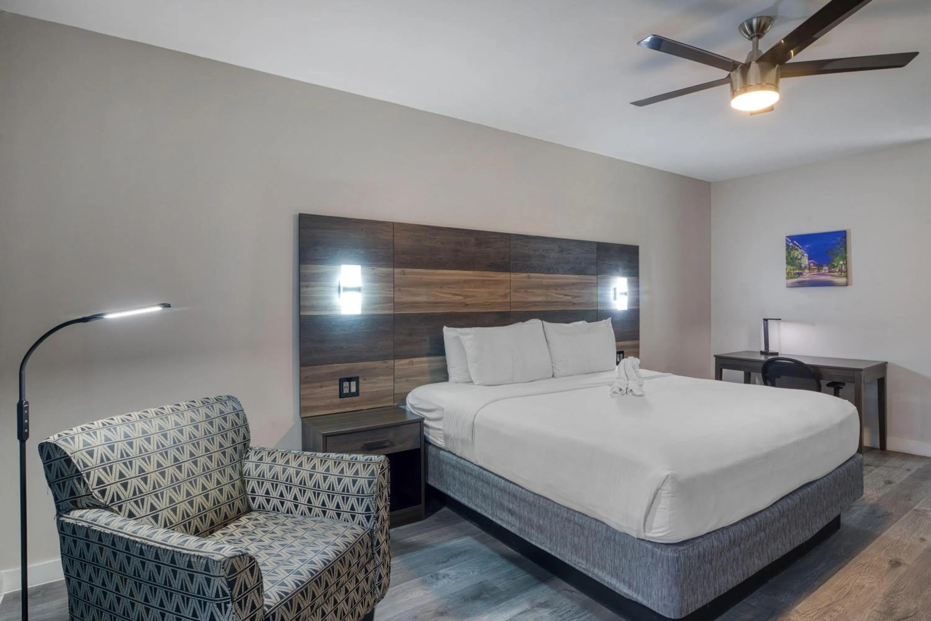 Bedroom, Bed in HOM Hotel Gainesville, SureStay Collection by Best Western