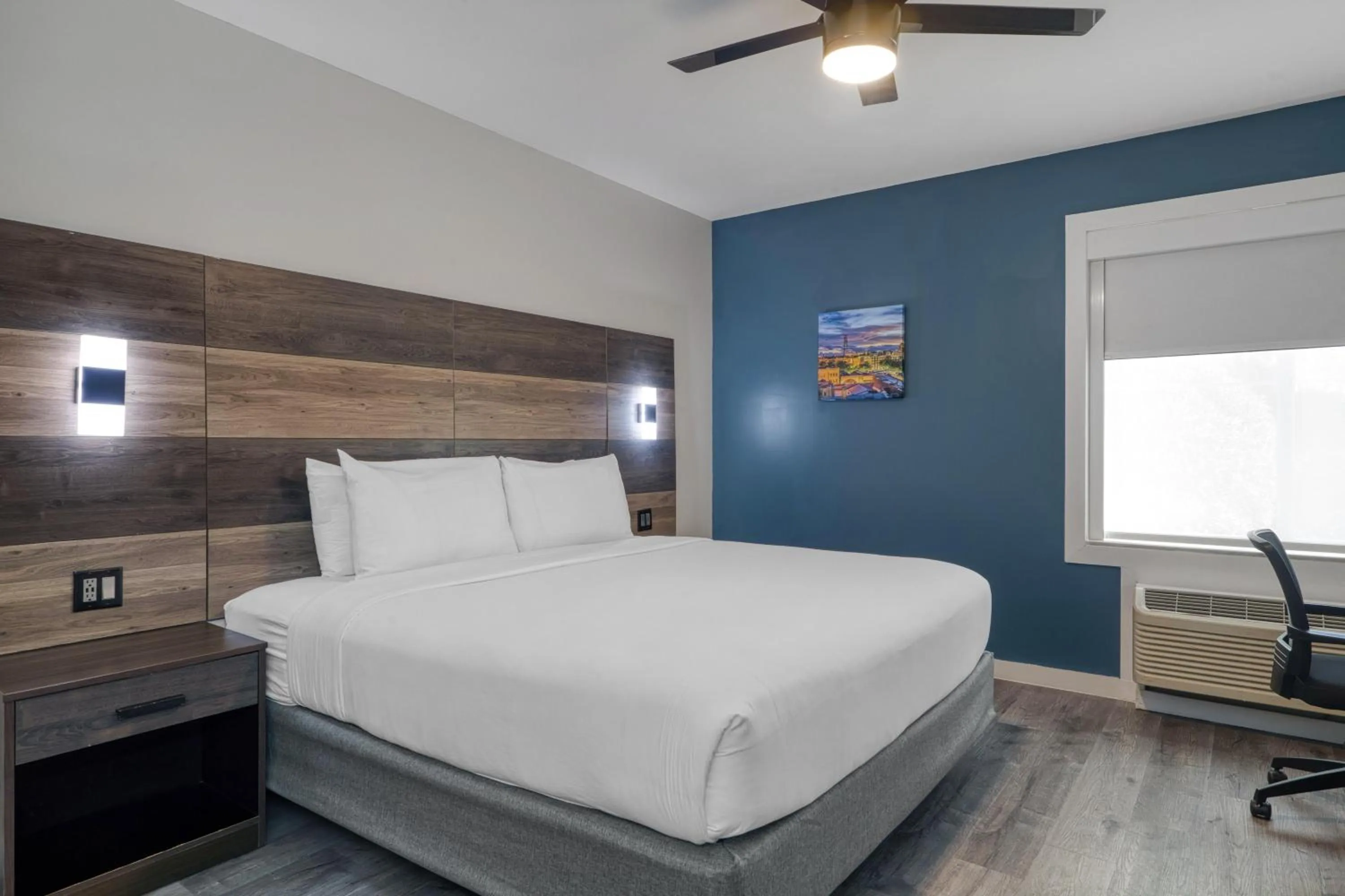 Bedroom, Bed in HOM Hotel Gainesville, SureStay Collection by Best Western