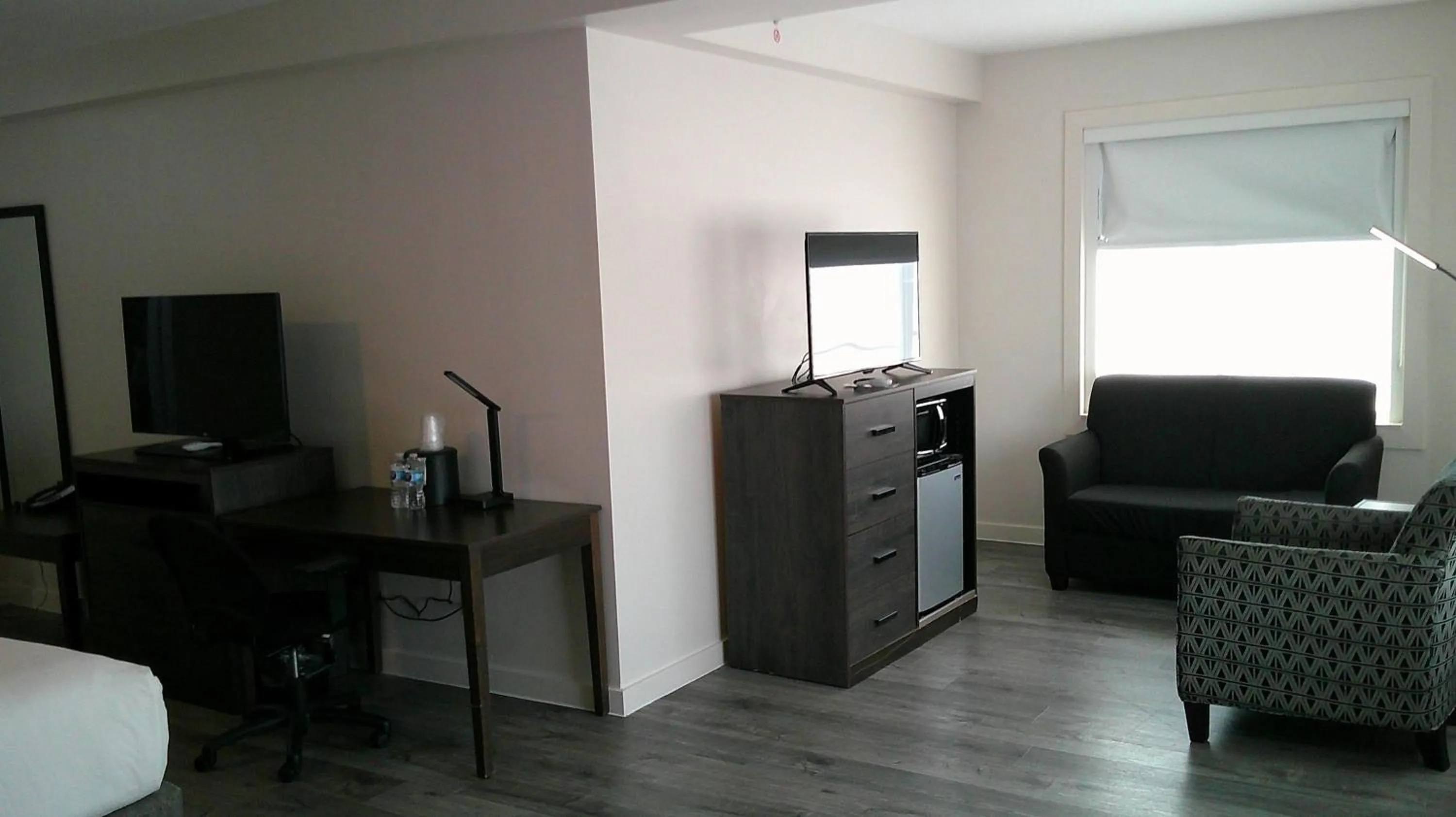 Bedroom in HOM Hotel Gainesville, SureStay Collection by Best Western