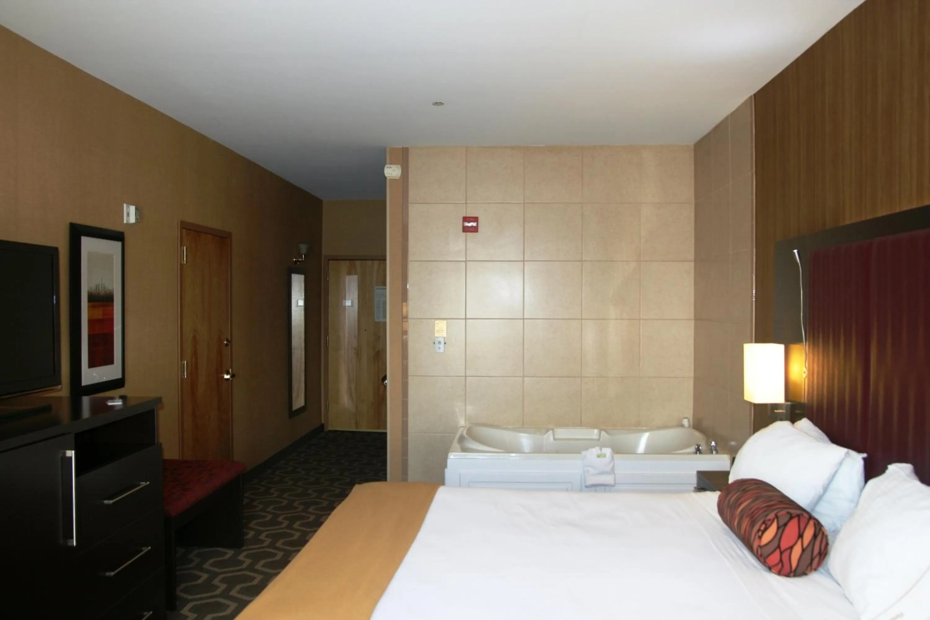 Photo of the whole room, Bed in Holiday Inn Express Hotel & Suites Vineland Millville by IHG