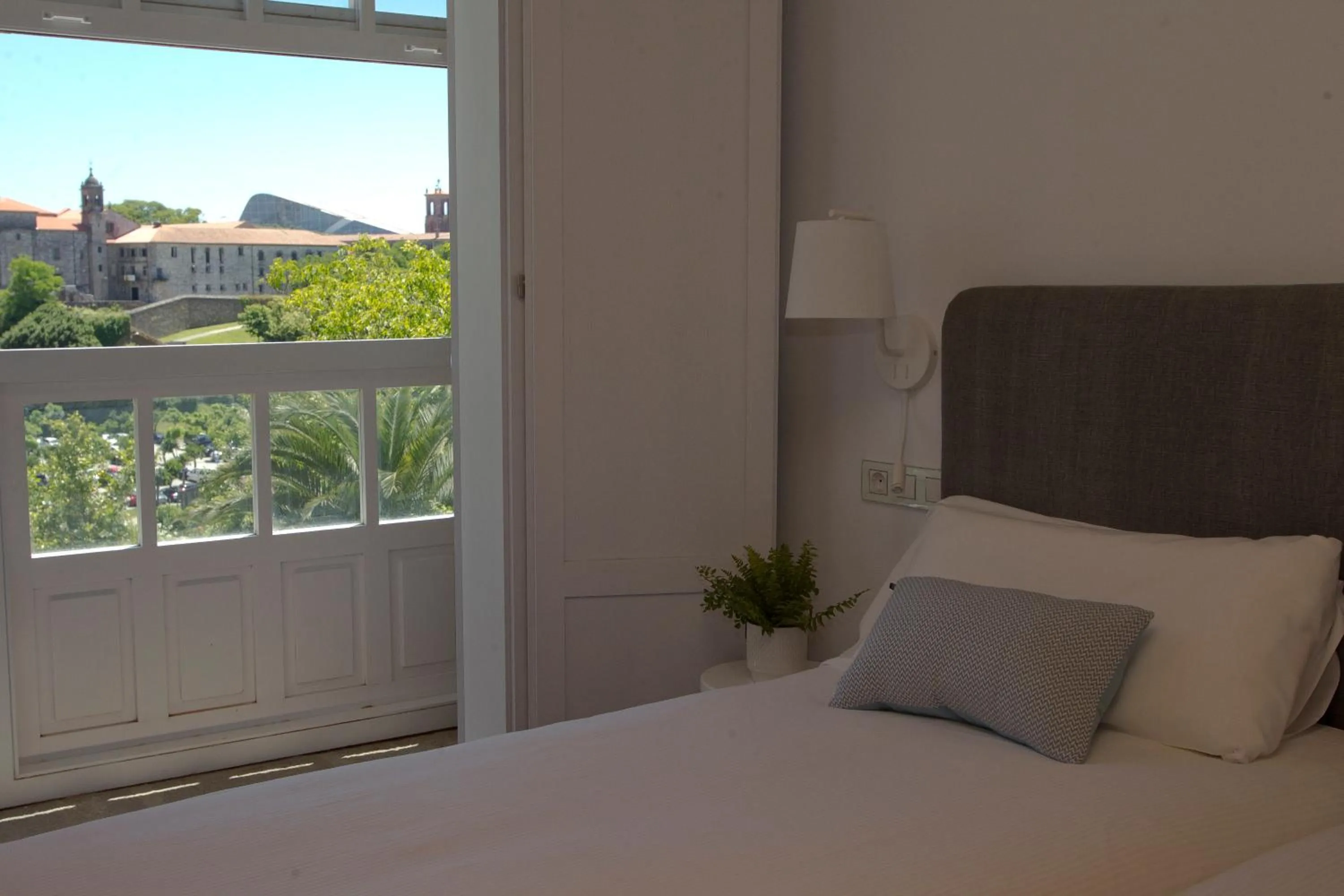 Landmark view, Bed in Pensión O Xardin de Julia