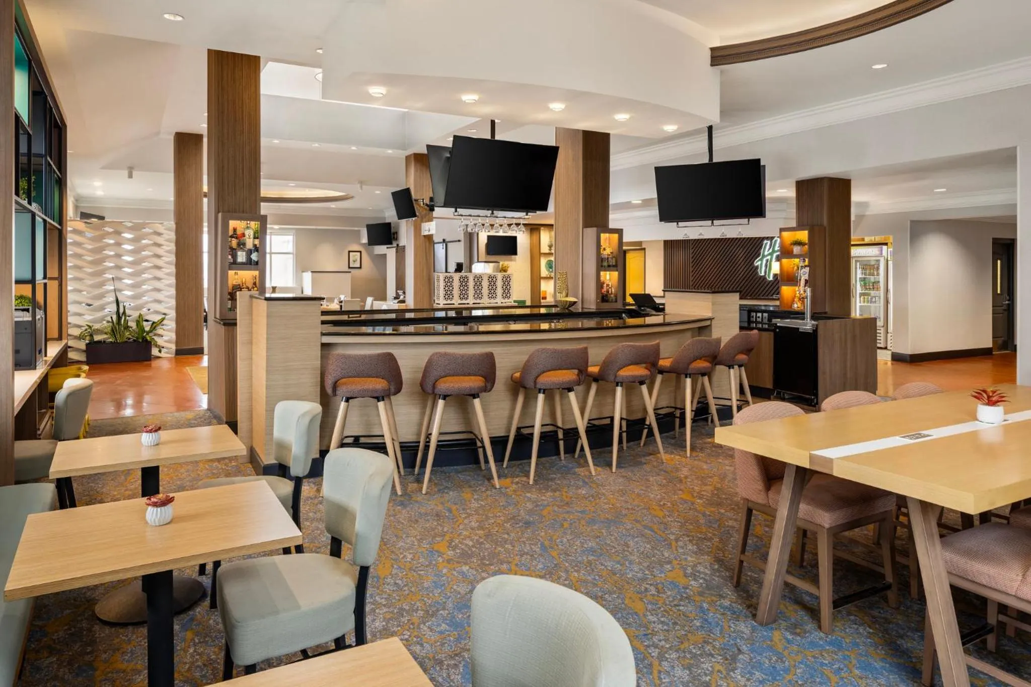 Lounge or bar in Holiday Inn Hotel & Suites Maple Grove Northwest Minneapolis-Arbor Lakes by IHG