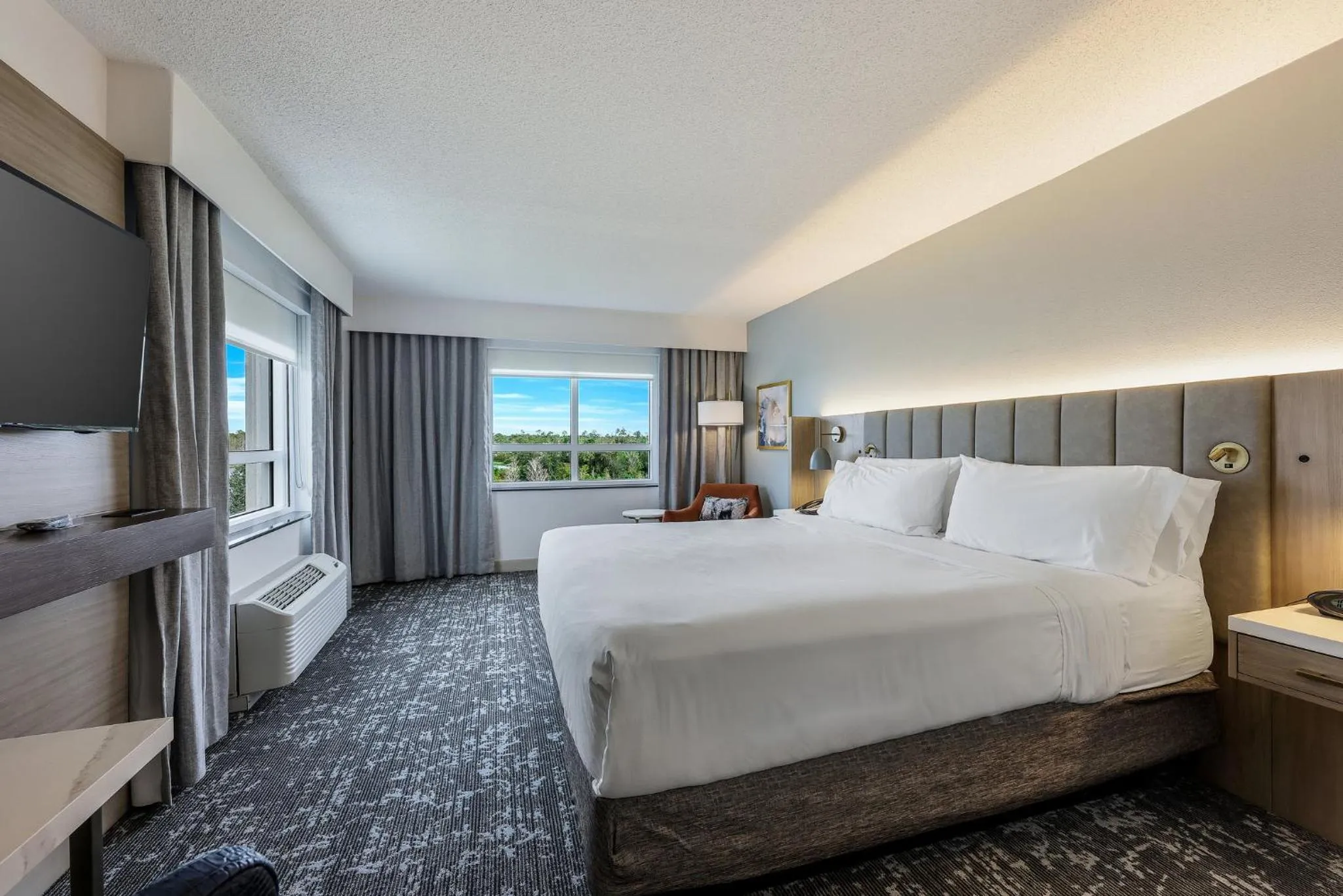 Photo of the whole room, Bed in Crowne Plaza Ft Myers Gulf Coast by IHG