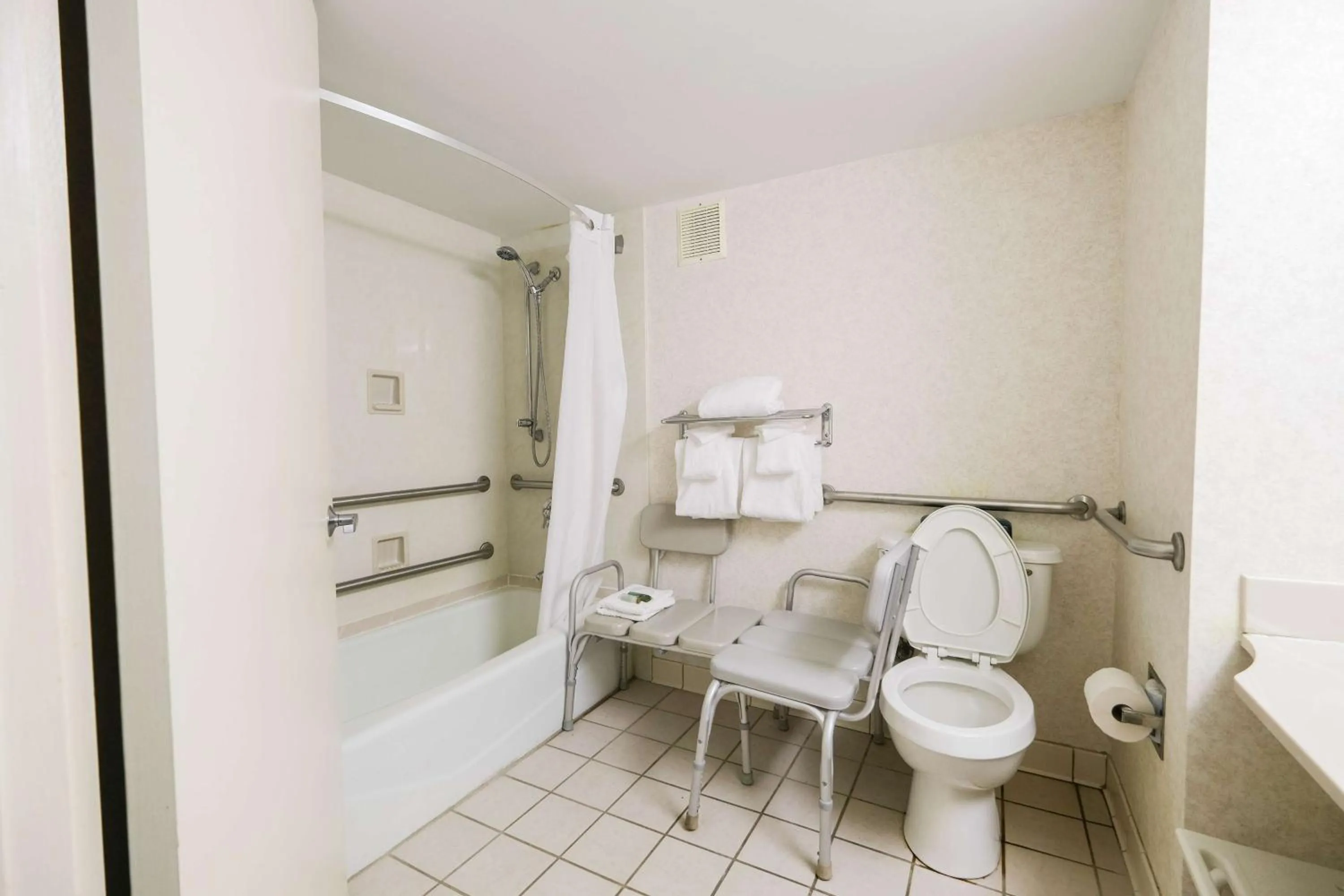 Bathroom in Fireside Inn & Suites Portland