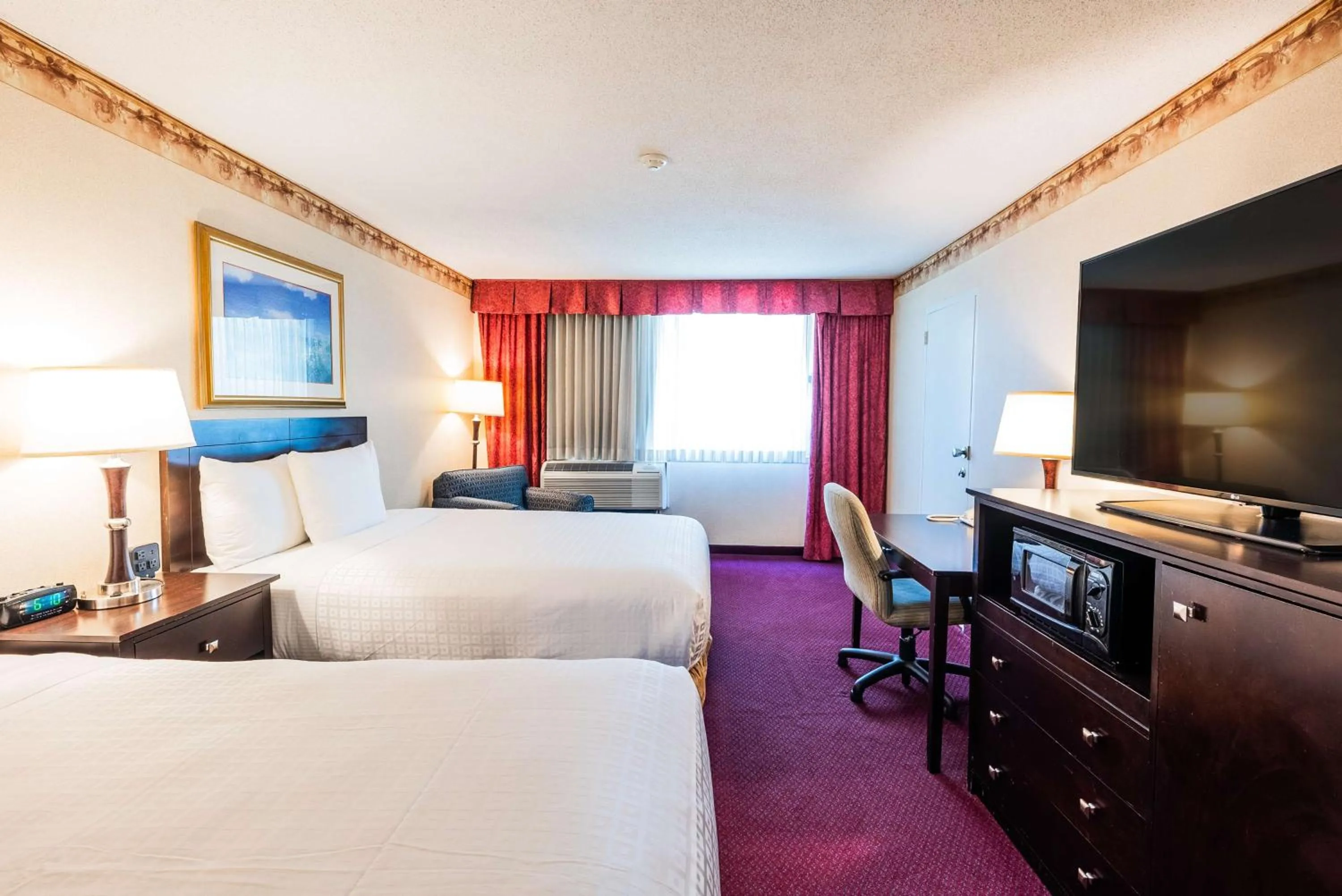 Bedroom, Bed in Fireside Inn & Suites Portland