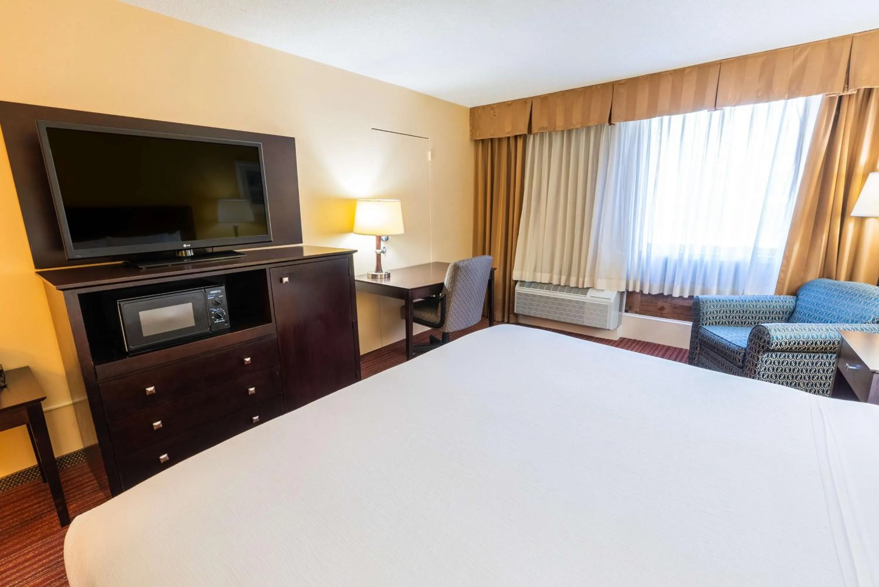 Bedroom, Bed in Fireside Inn & Suites Portland