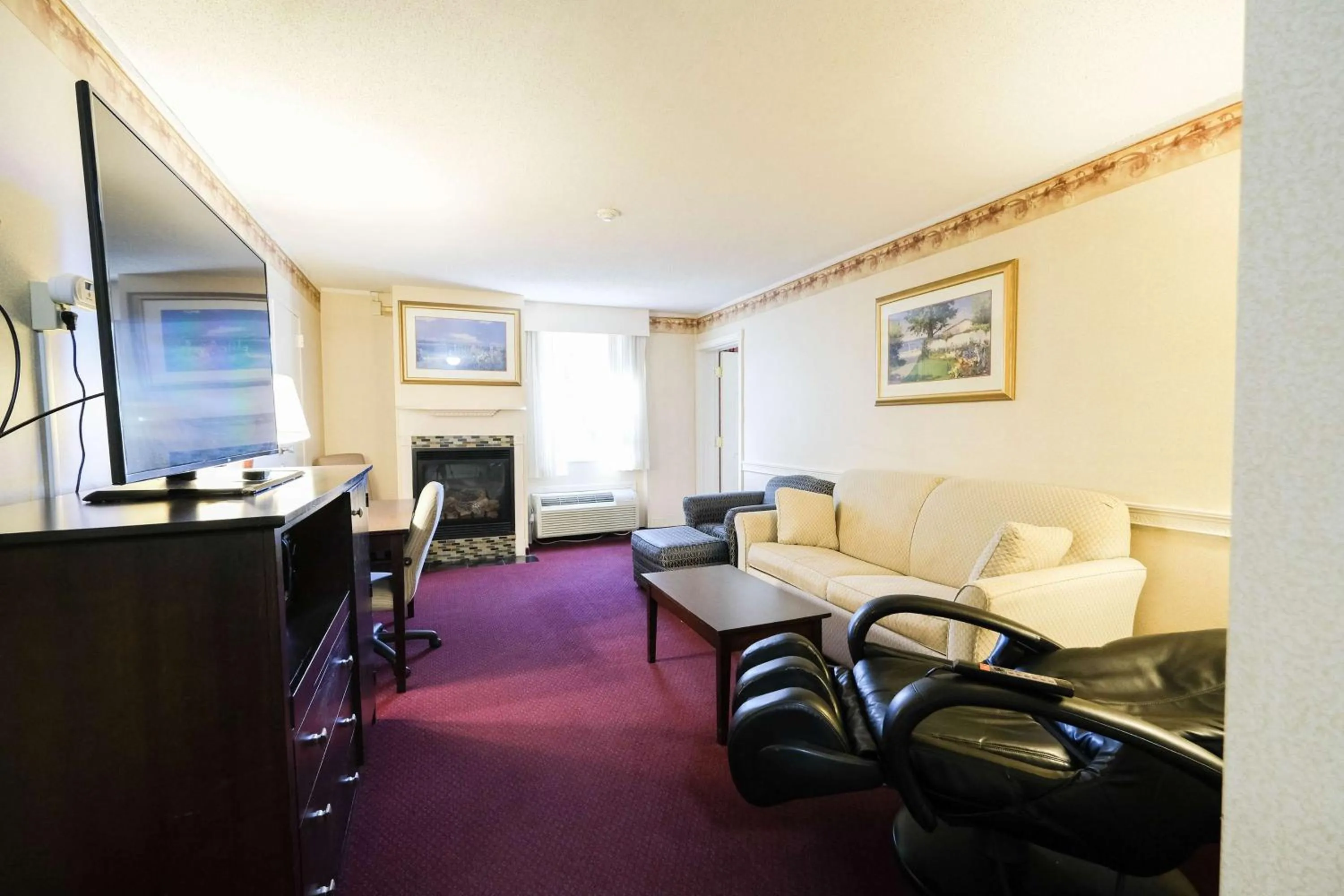 Photo of the whole room in Fireside Inn & Suites Portland