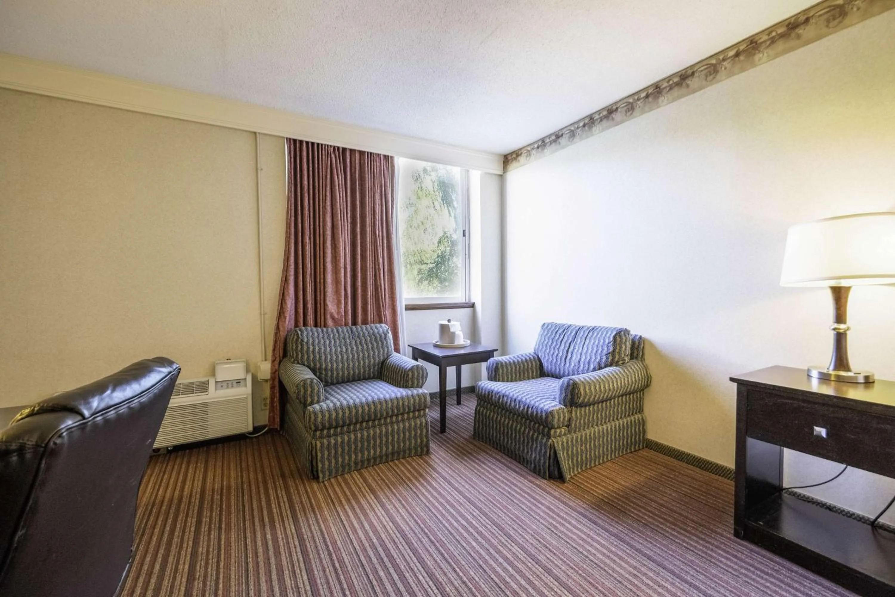 Bedroom in Fireside Inn & Suites Portland