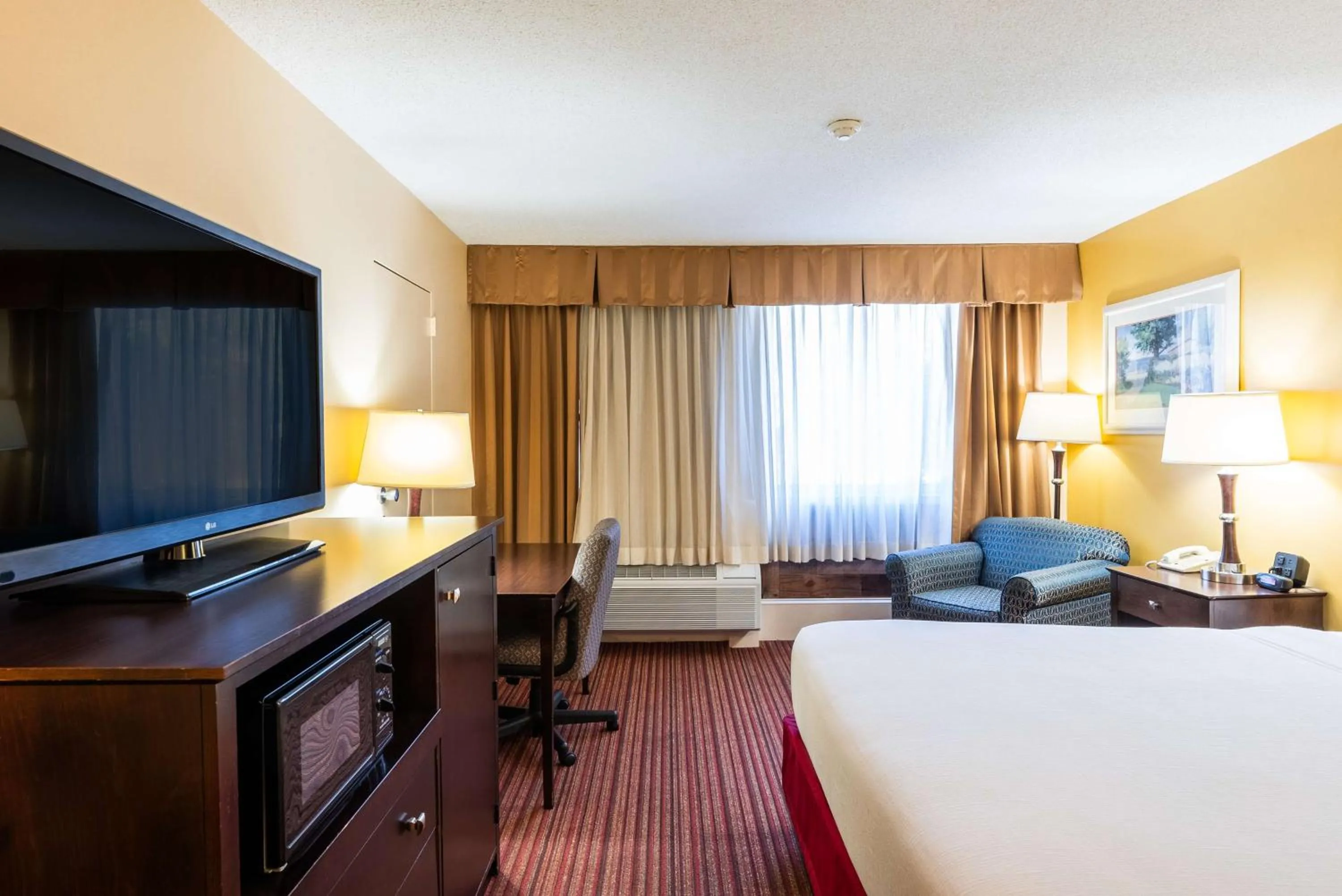 Bedroom, Bed in Fireside Inn & Suites Portland