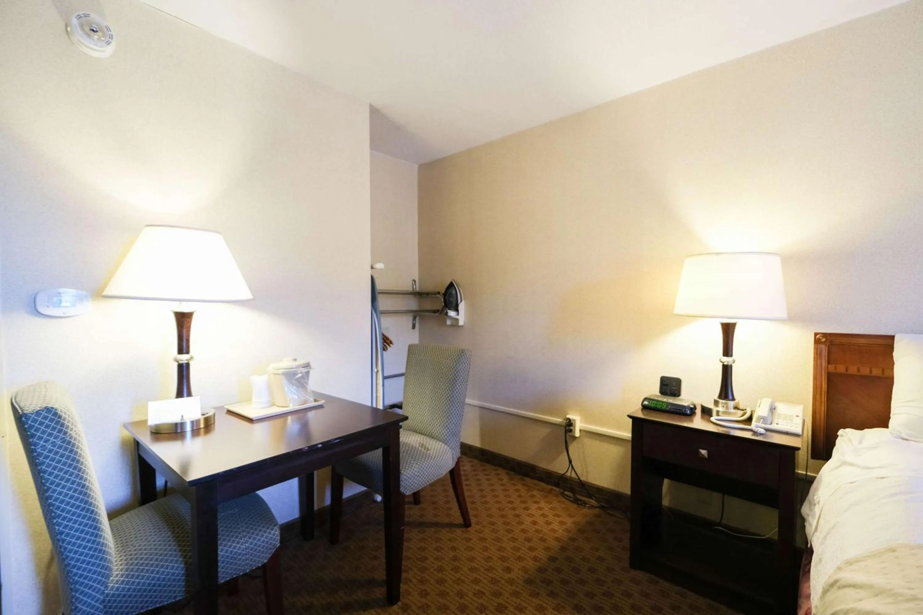 Bedroom, Bed in Fireside Inn & Suites Portland