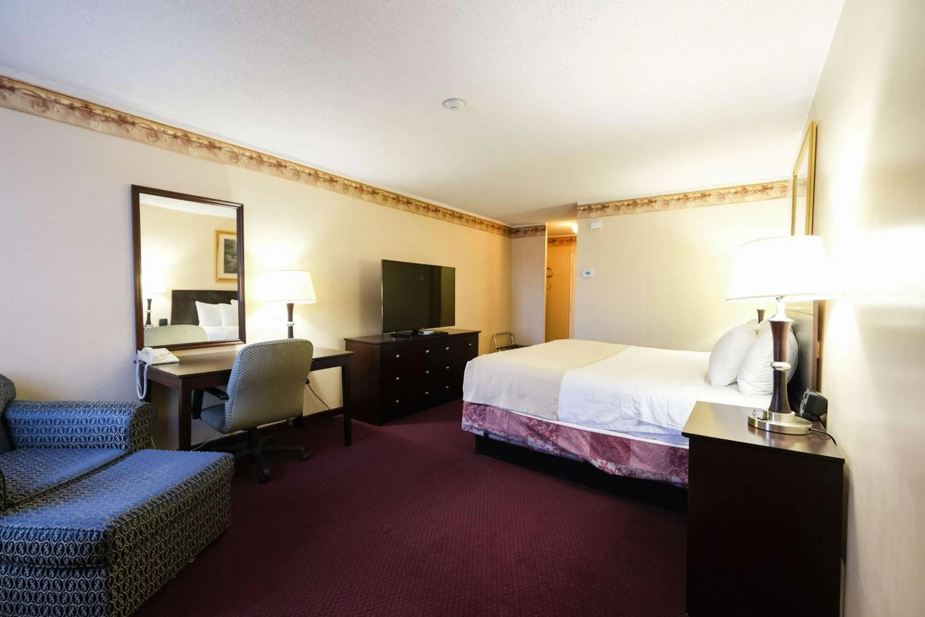 Photo of the whole room, Bed in Fireside Inn & Suites Portland