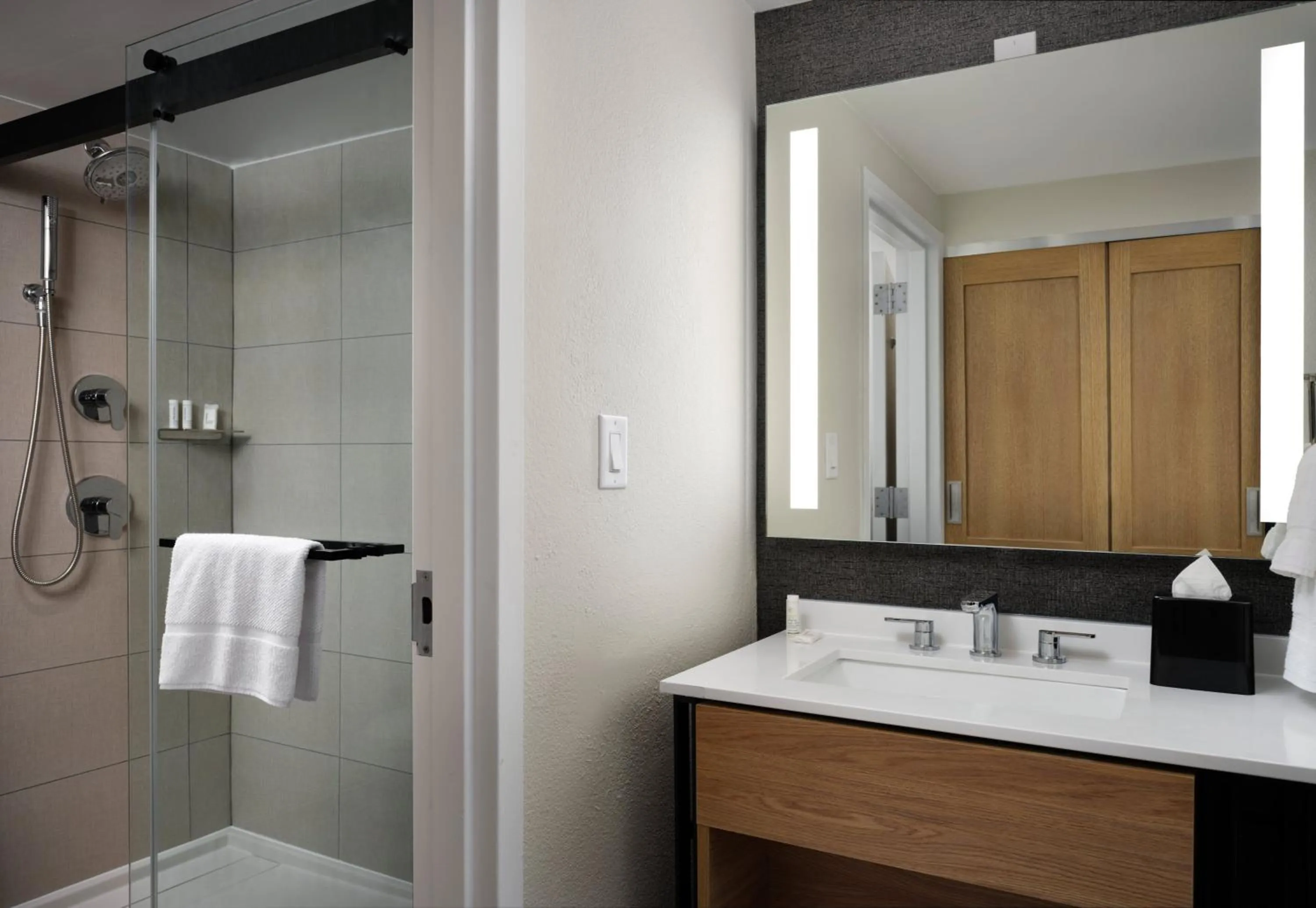 Shower in Sheraton Grand Rapids Airport Hotel