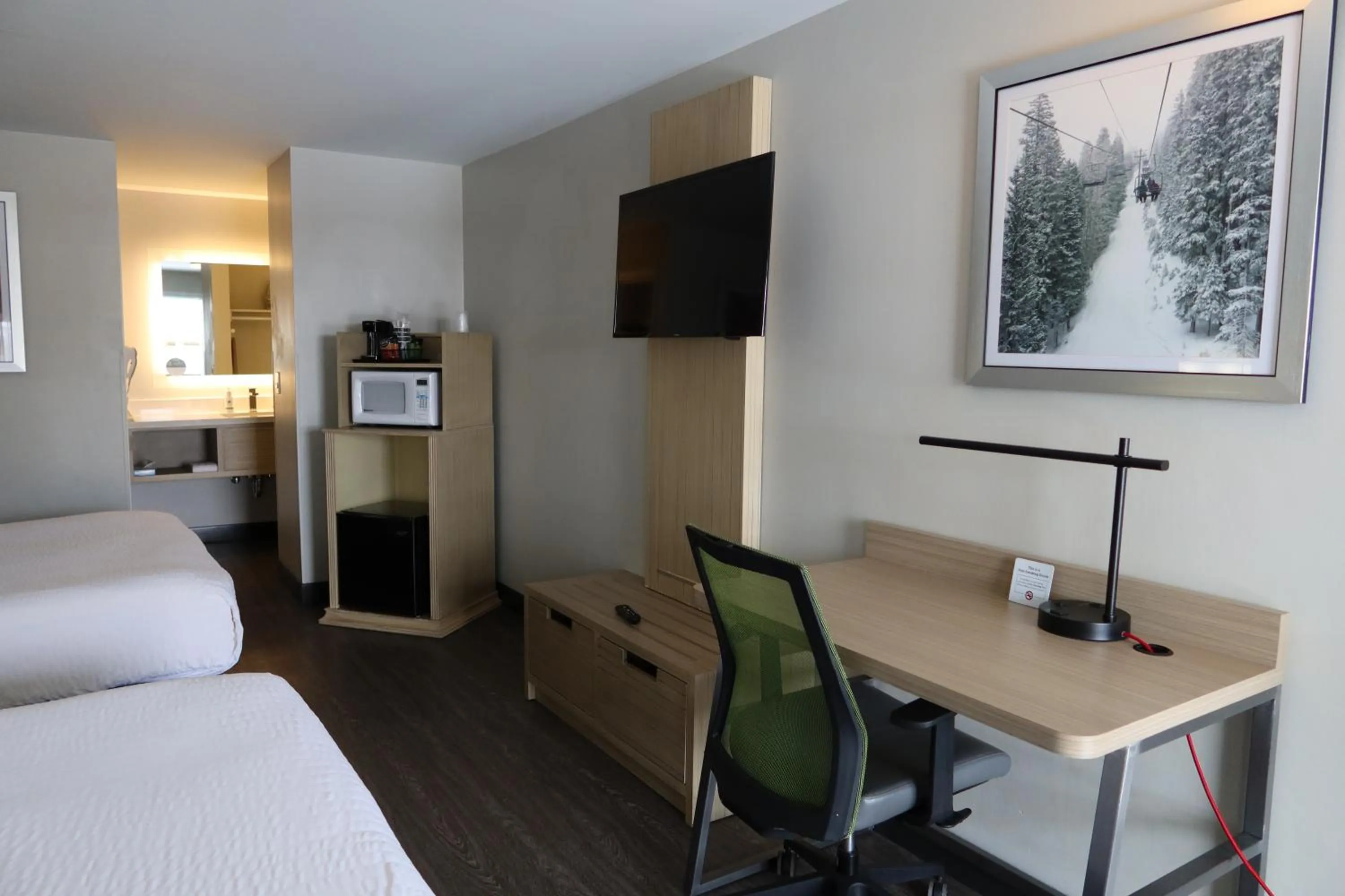 TV and multimedia, Bed in GreenTree Inn Flagstaff