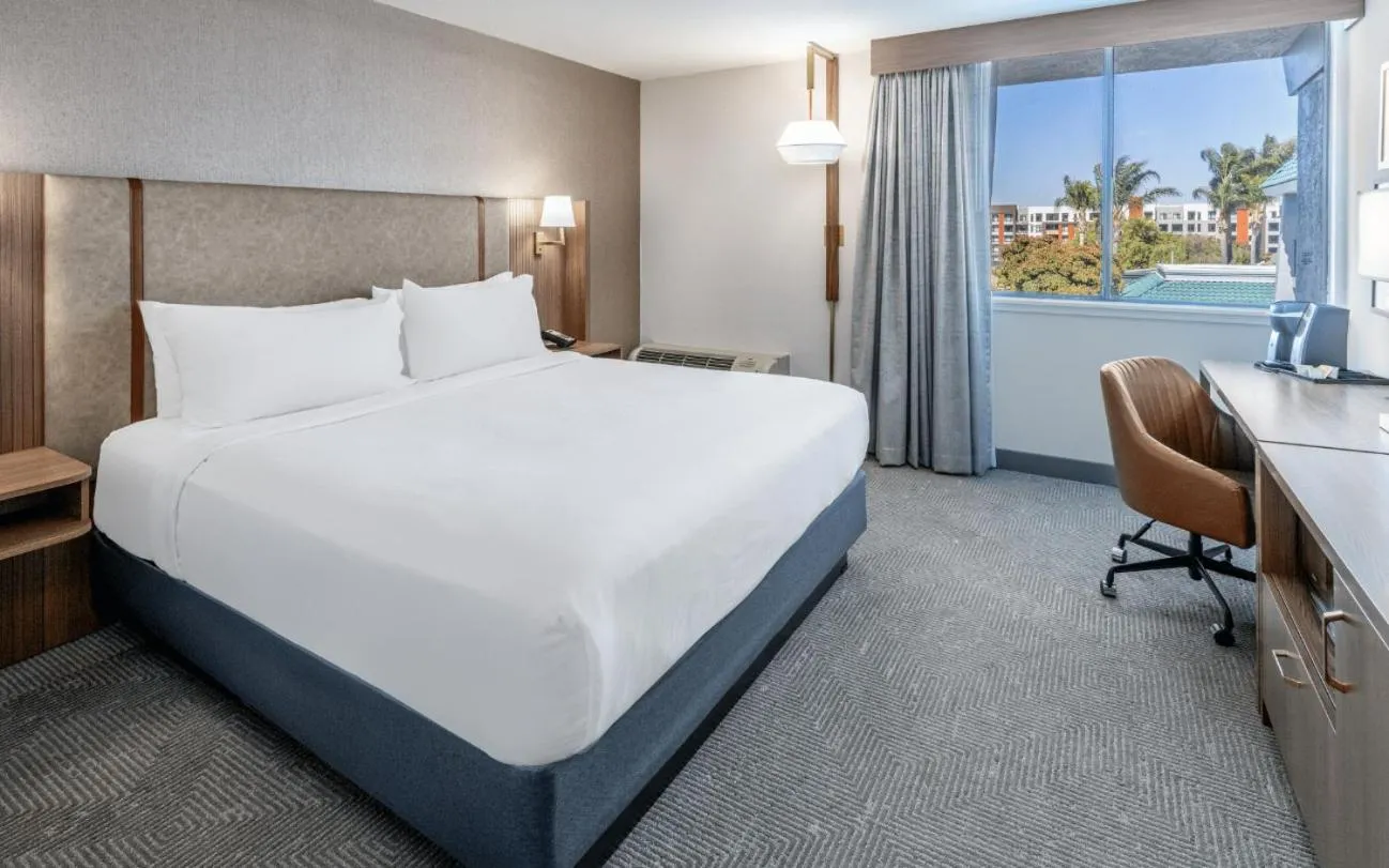 Shower, Bed in Holiday Inn Dublin - Pleasanton by IHG