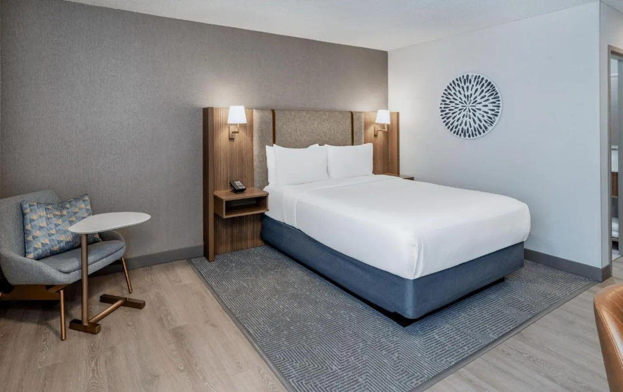 Bed in Holiday Inn Dublin - Pleasanton by IHG