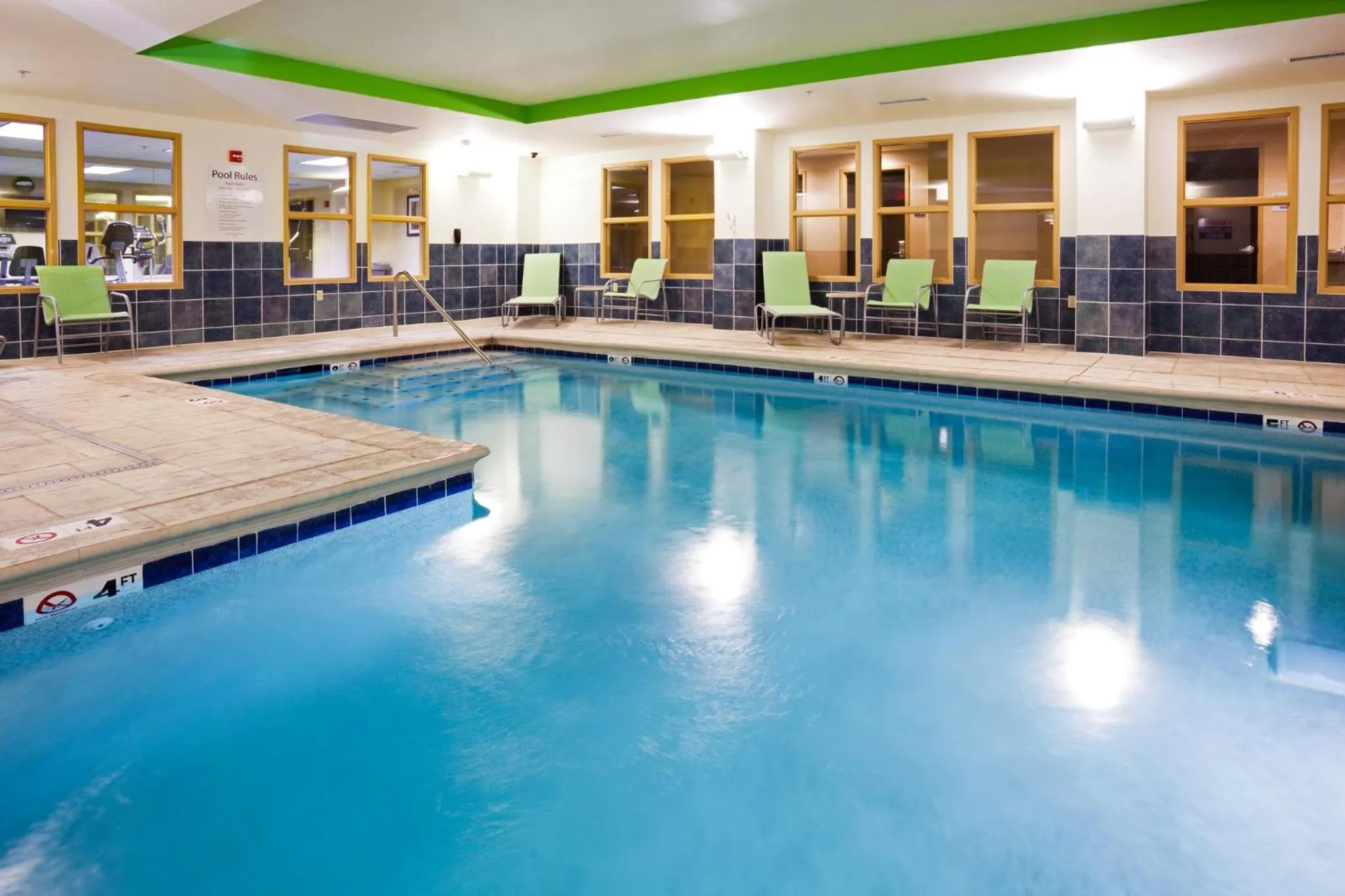 Swimming pool in Holiday Inn Express Hotel & Suites Newport South by IHG