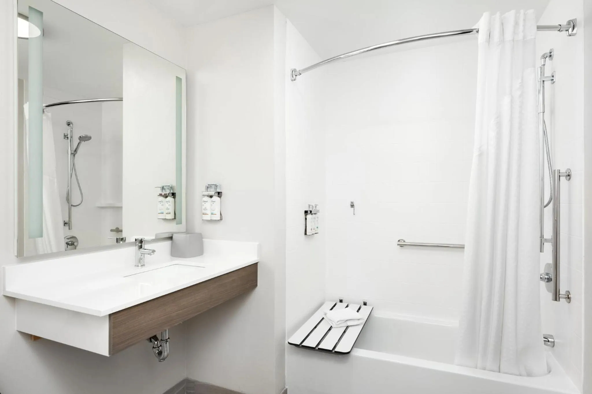 Photo of the whole room in Holiday Inn Express Hotel & Suites Newport South by IHG