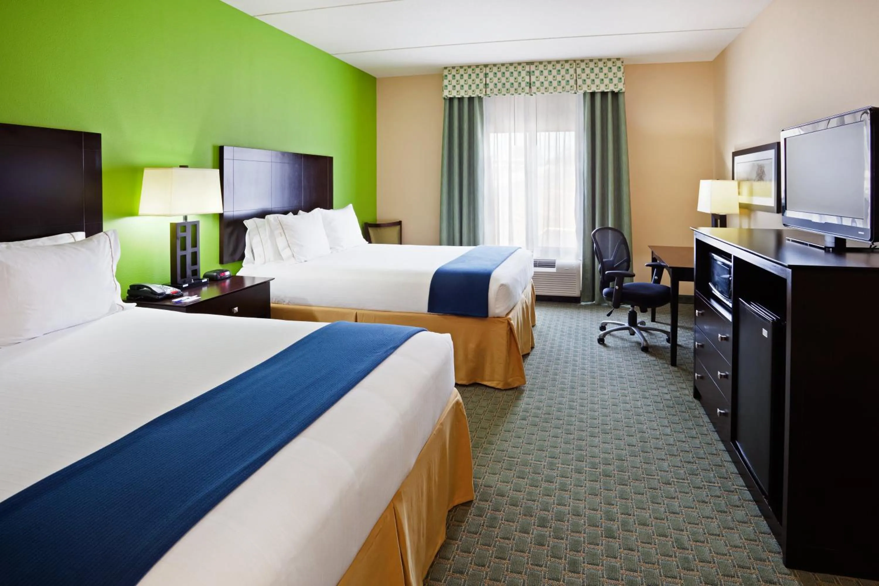 Photo of the whole room, Bed in Holiday Inn Express Hotel & Suites Newport South by IHG