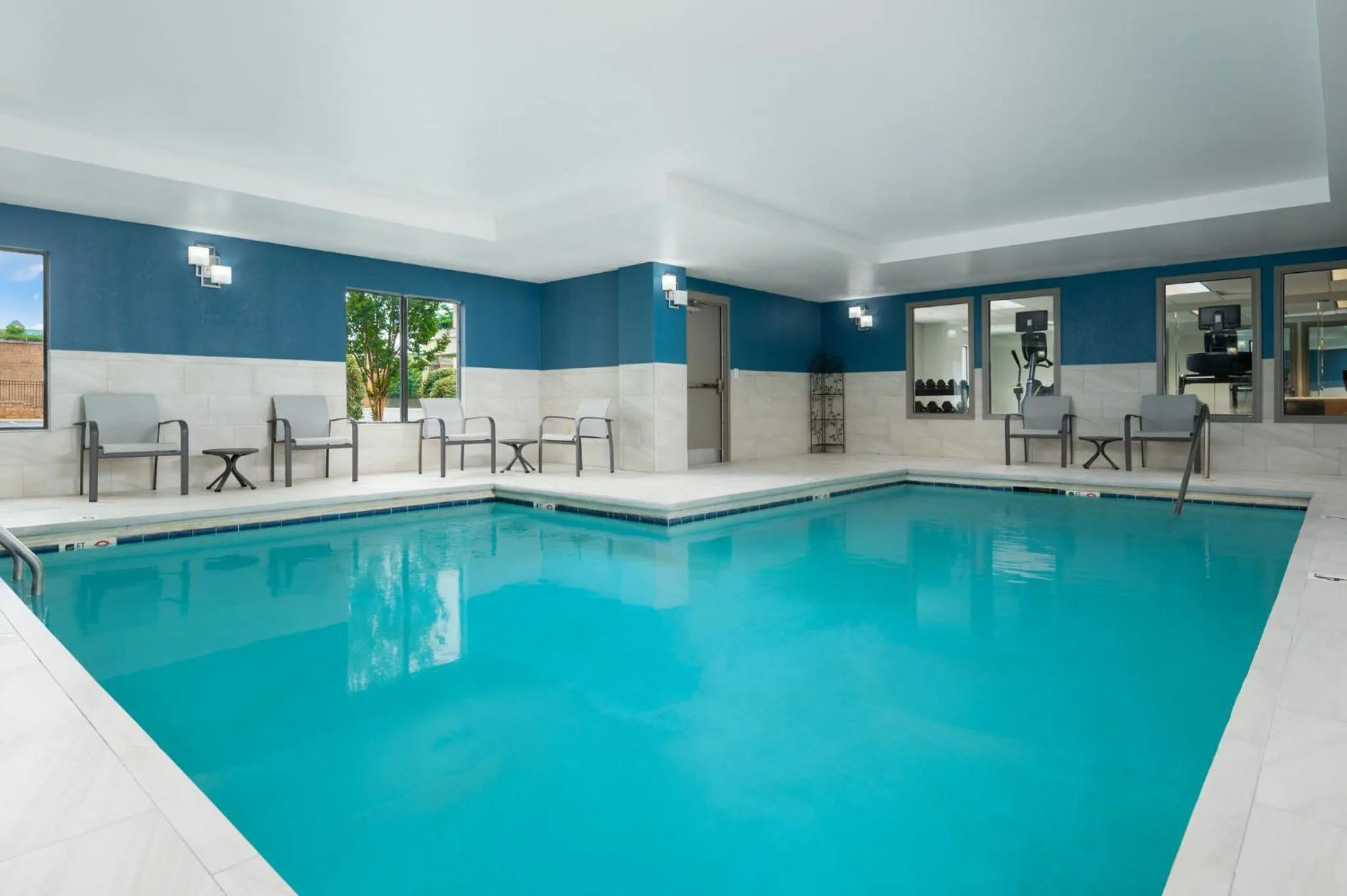 Swimming pool in Holiday Inn Express Hotel & Suites Newport South by IHG