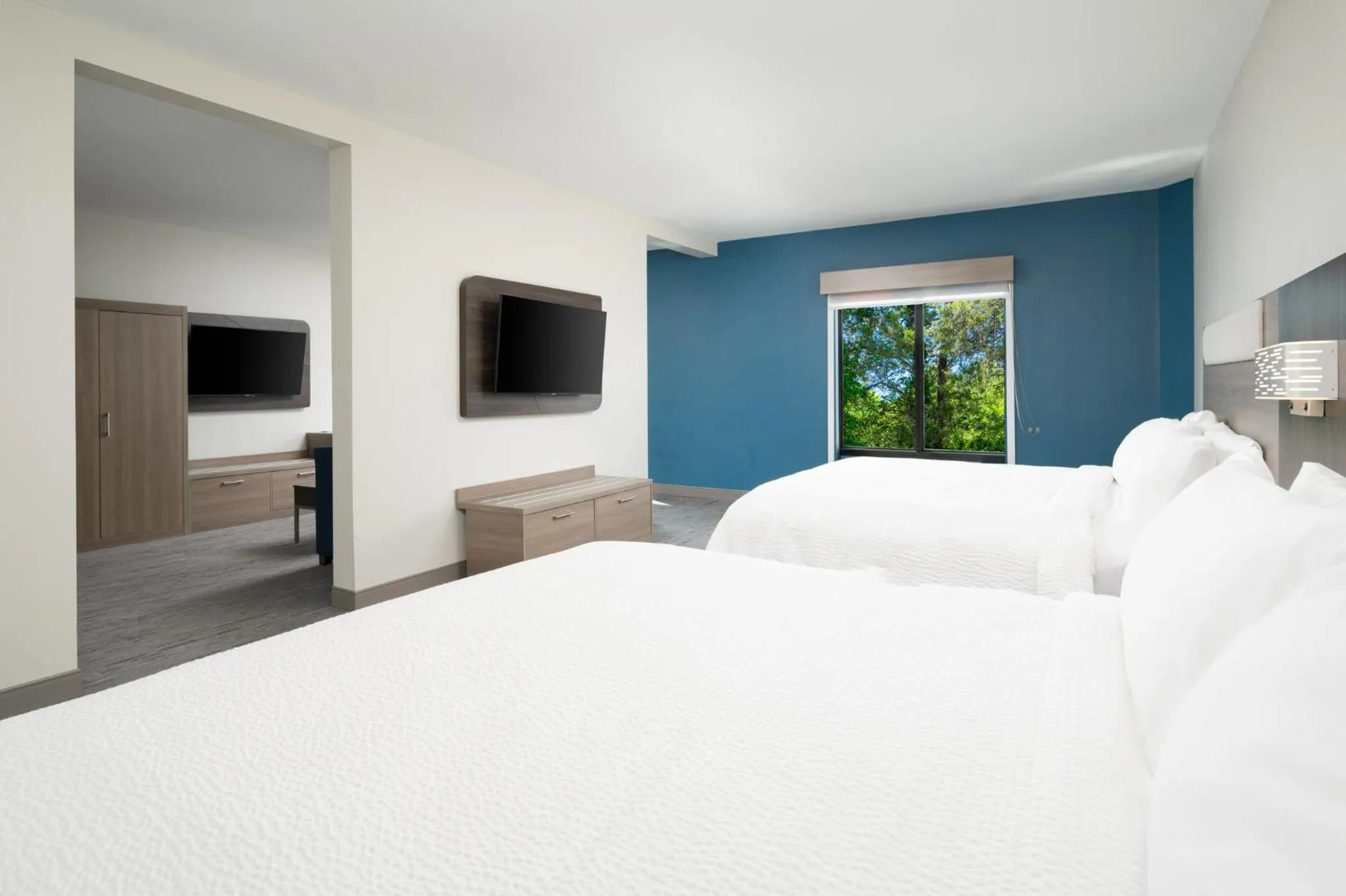 Bedroom, Bed in Holiday Inn Express Hotel & Suites Newport South by IHG