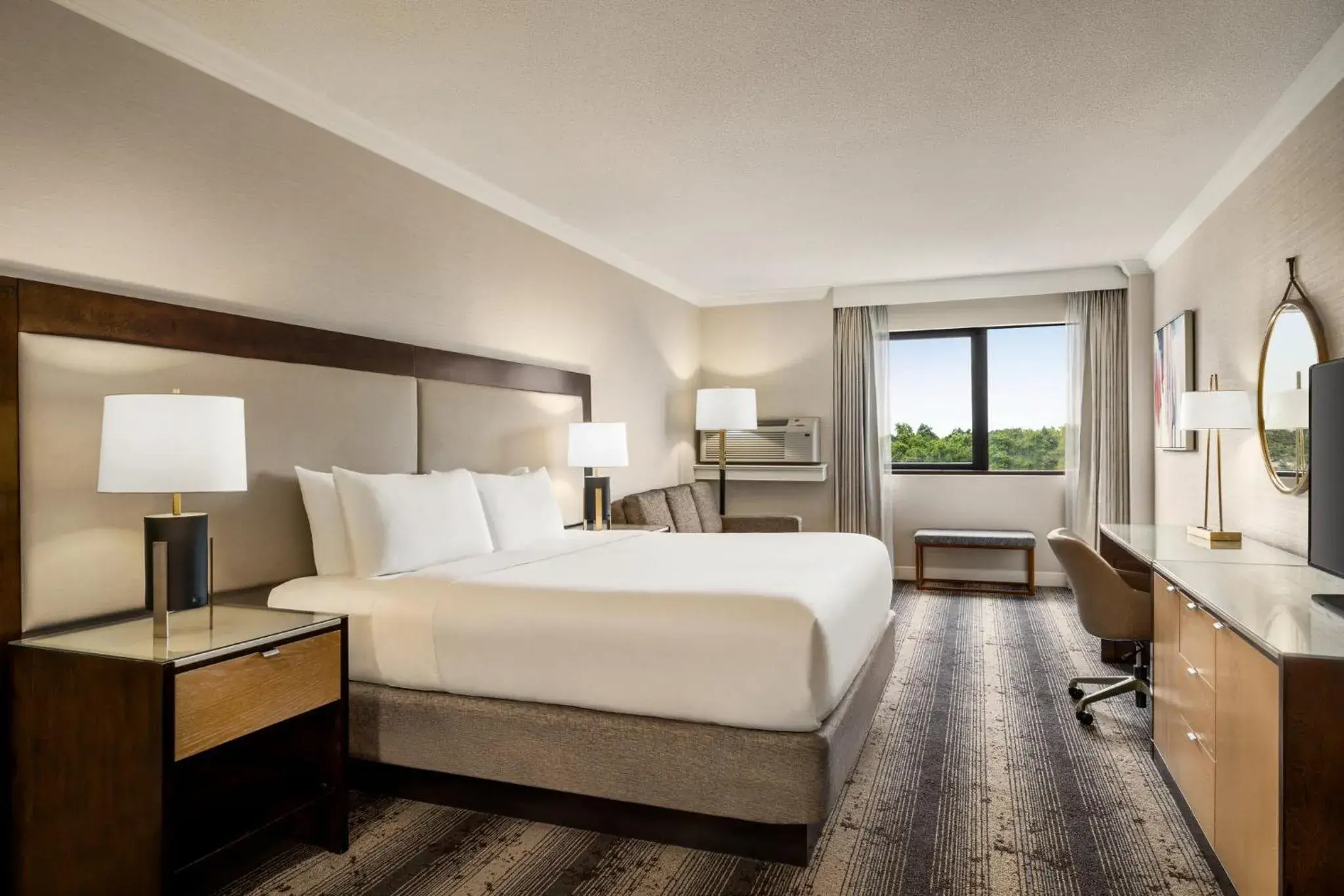 Standard King Room in Crowne Plaza Edison by IHG Standard King Room in Crowne Plaza Edison by IHG