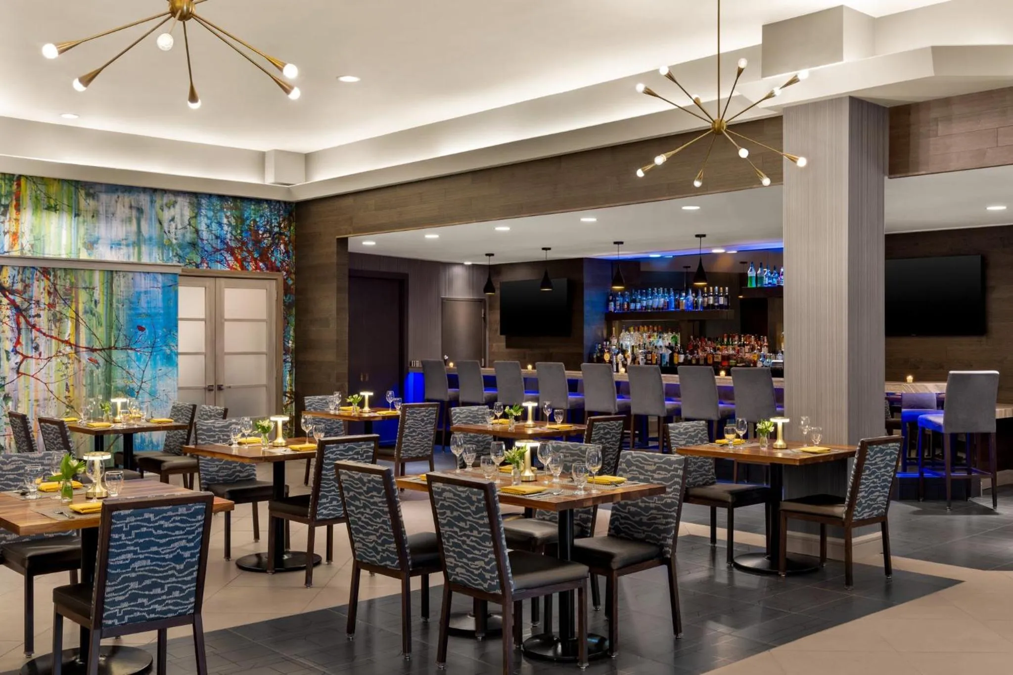 Lounge or bar in Crowne Plaza Edison by IHG