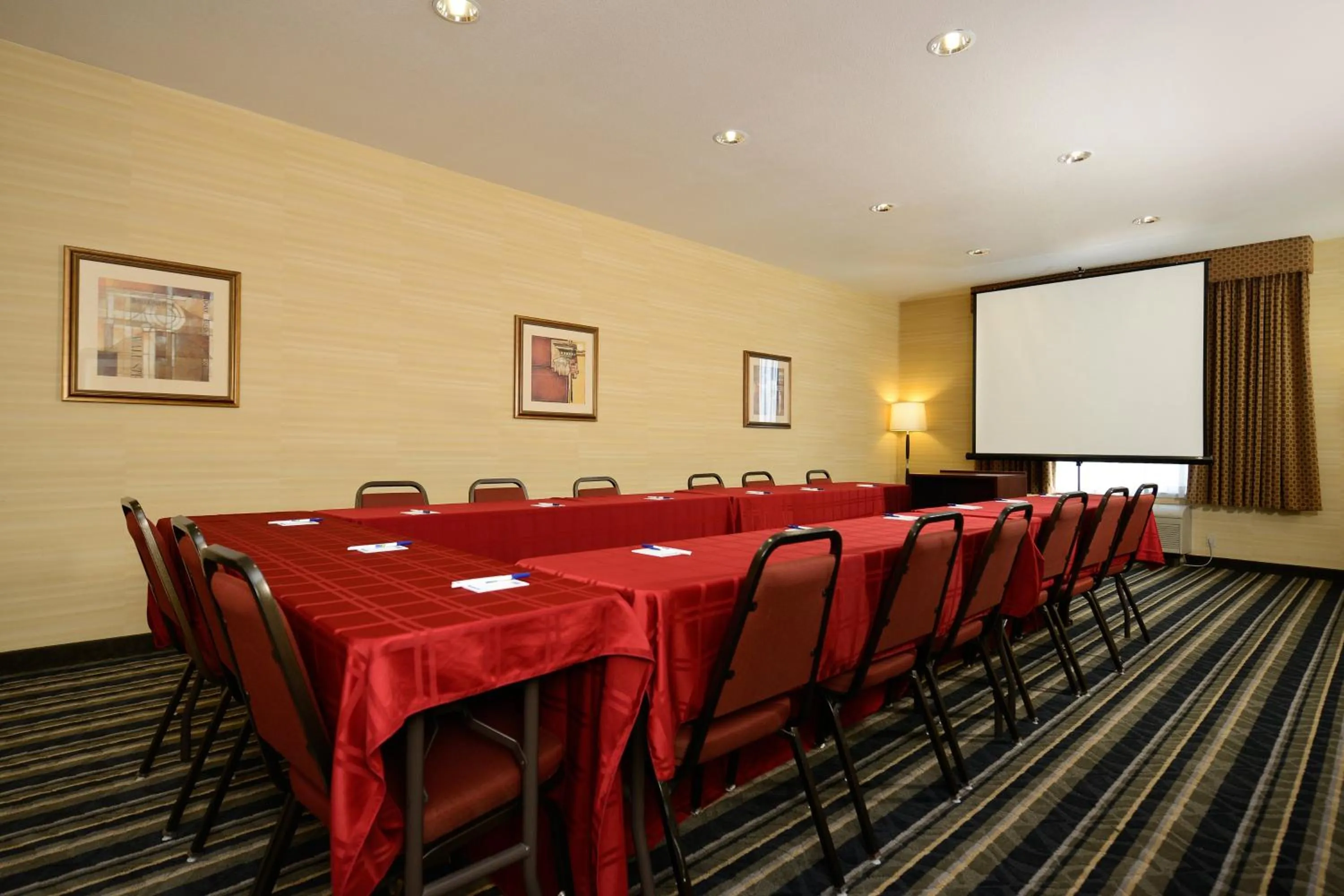 Meeting/conference room in Holiday Inn Express Elk Grove West I-5 by IHG