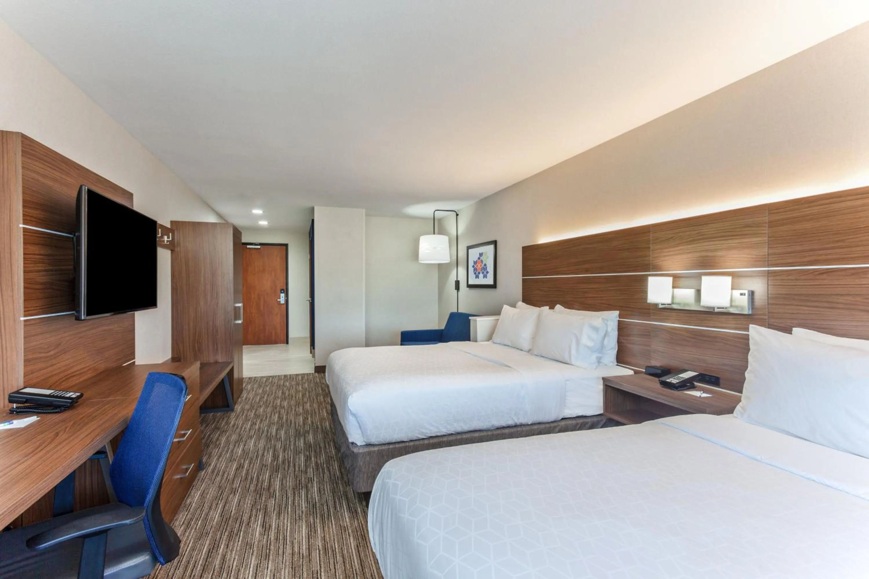 Photo of the whole room, Bed in Holiday Inn Express Elk Grove West I-5 by IHG