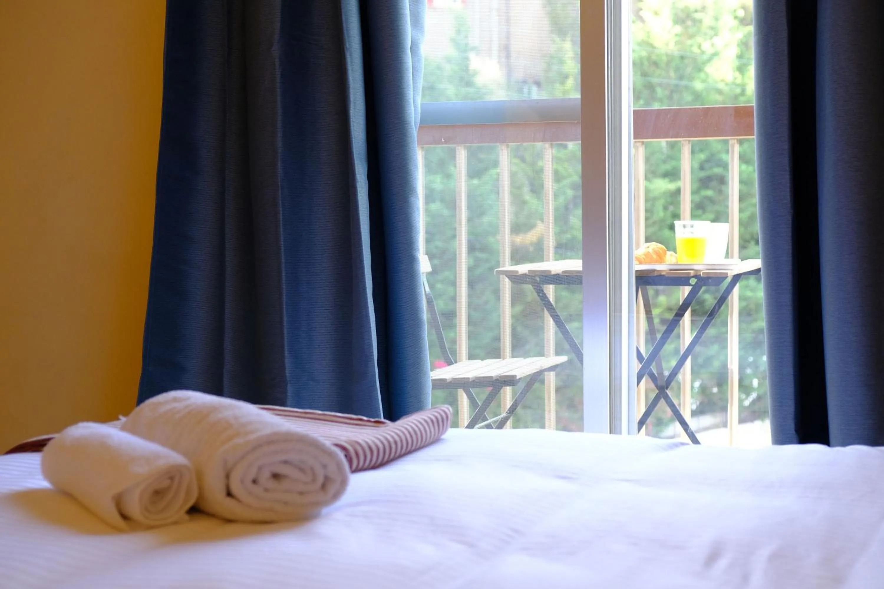 Balcony/Terrace, Bed in Hotel Wakim