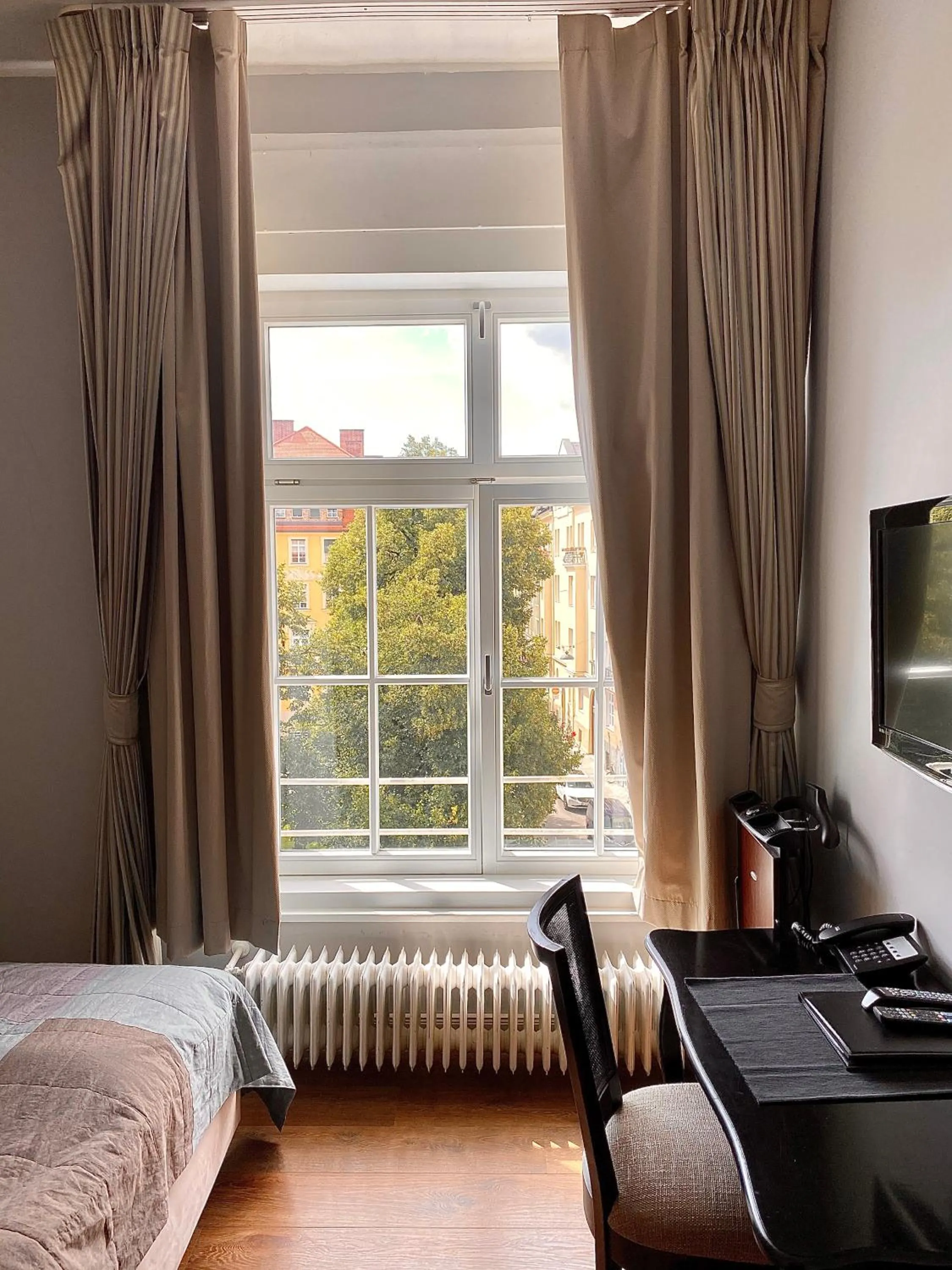 City view, Bed in Das Nikolai Hotel