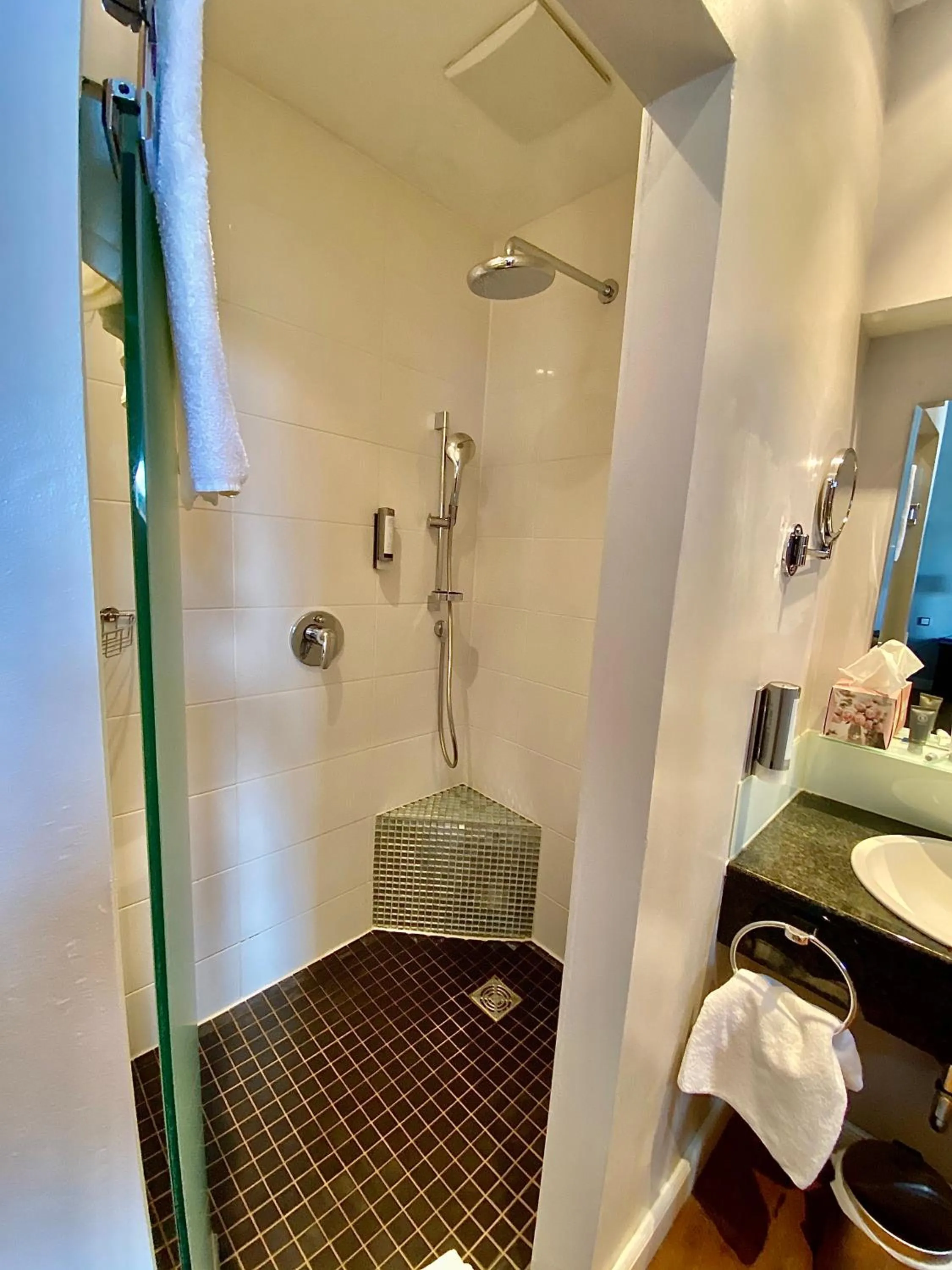 Shower, Bed in Das Nikolai Hotel