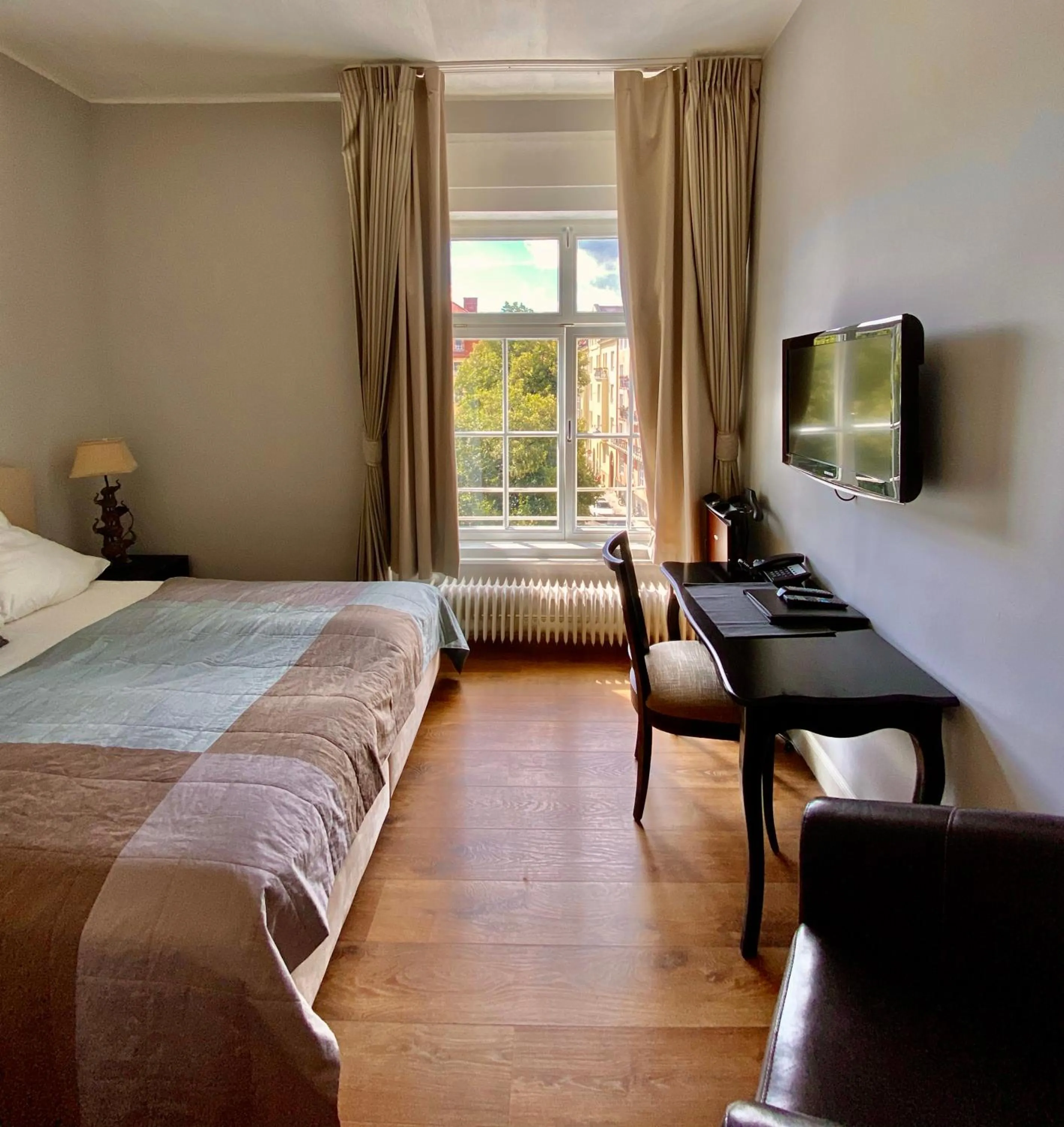 Photo of the whole room, Bed in Das Nikolai Hotel