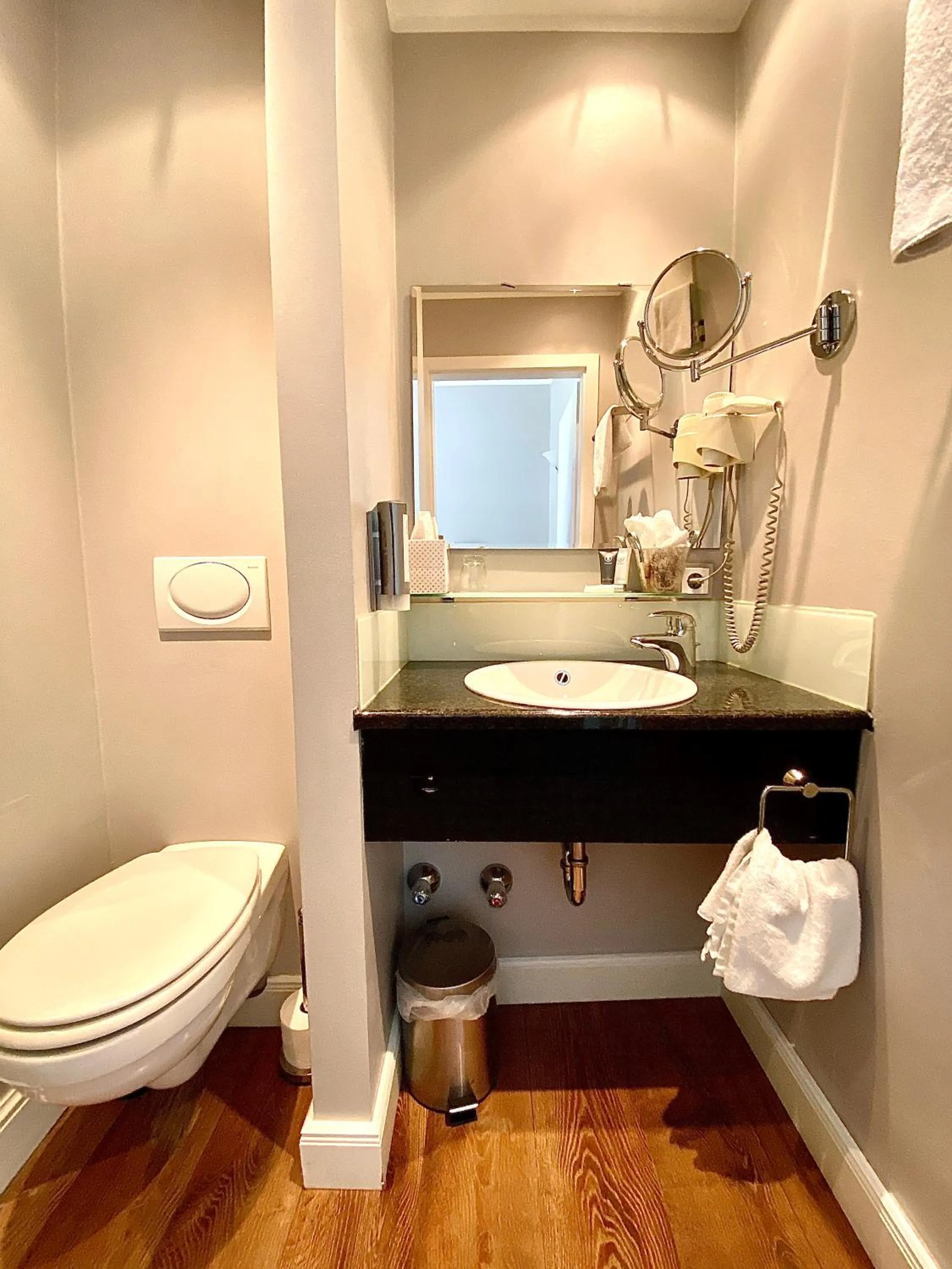 Bathroom in Das Nikolai Hotel