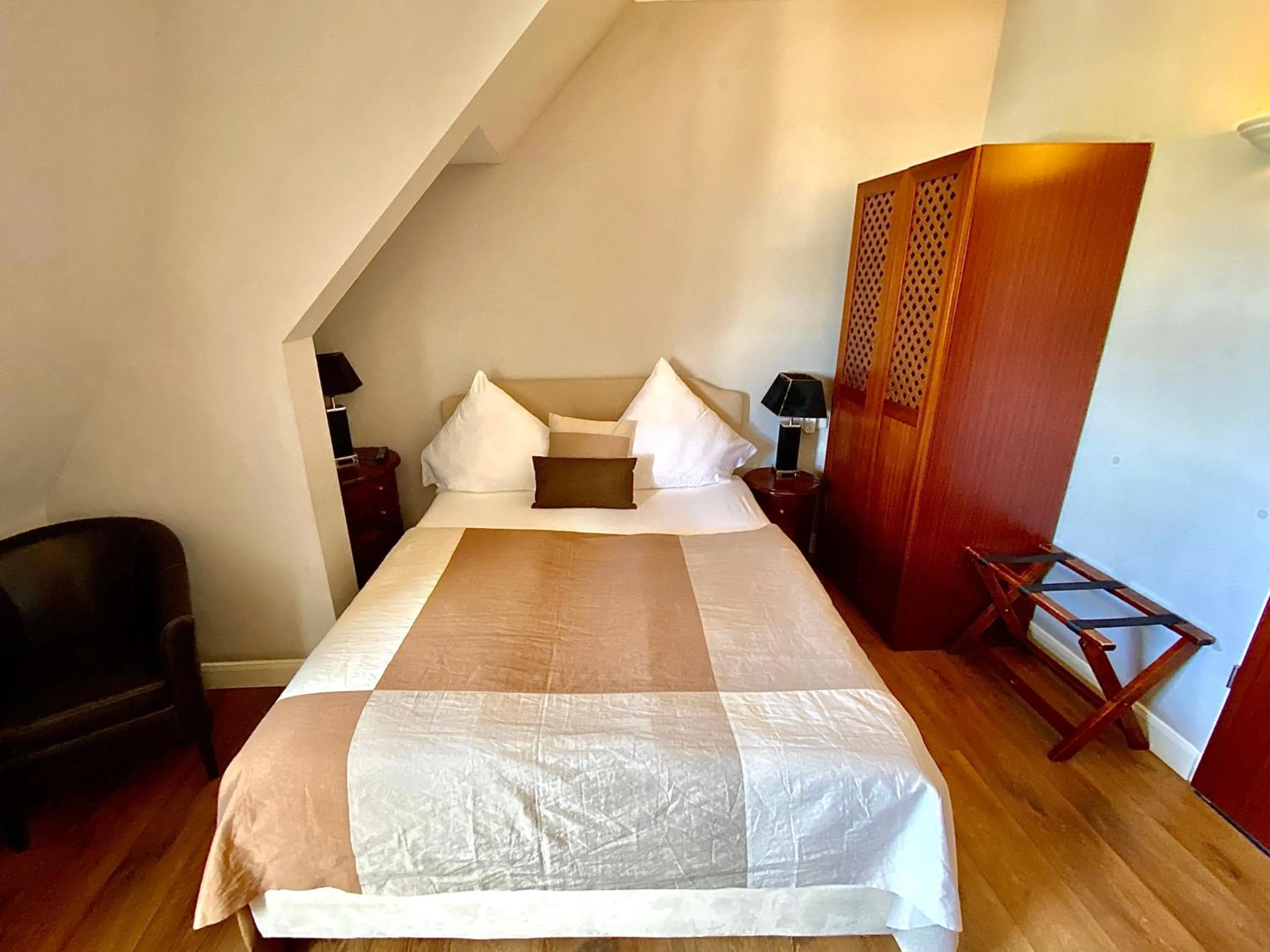 Photo of the whole room, Bed in Das Nikolai Hotel