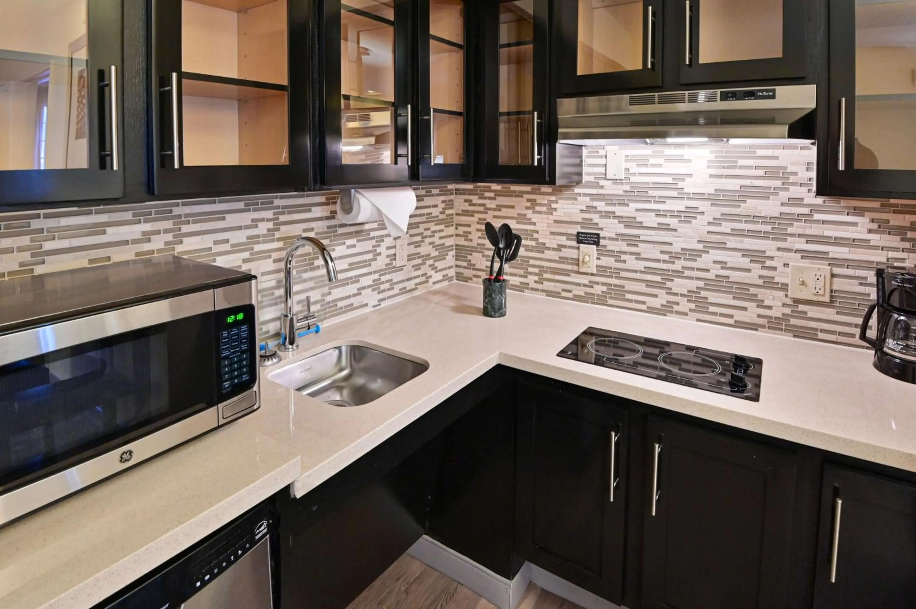 Kitchen or kitchenette in Sonesta ES Suites Fort Lauderdale Plantation