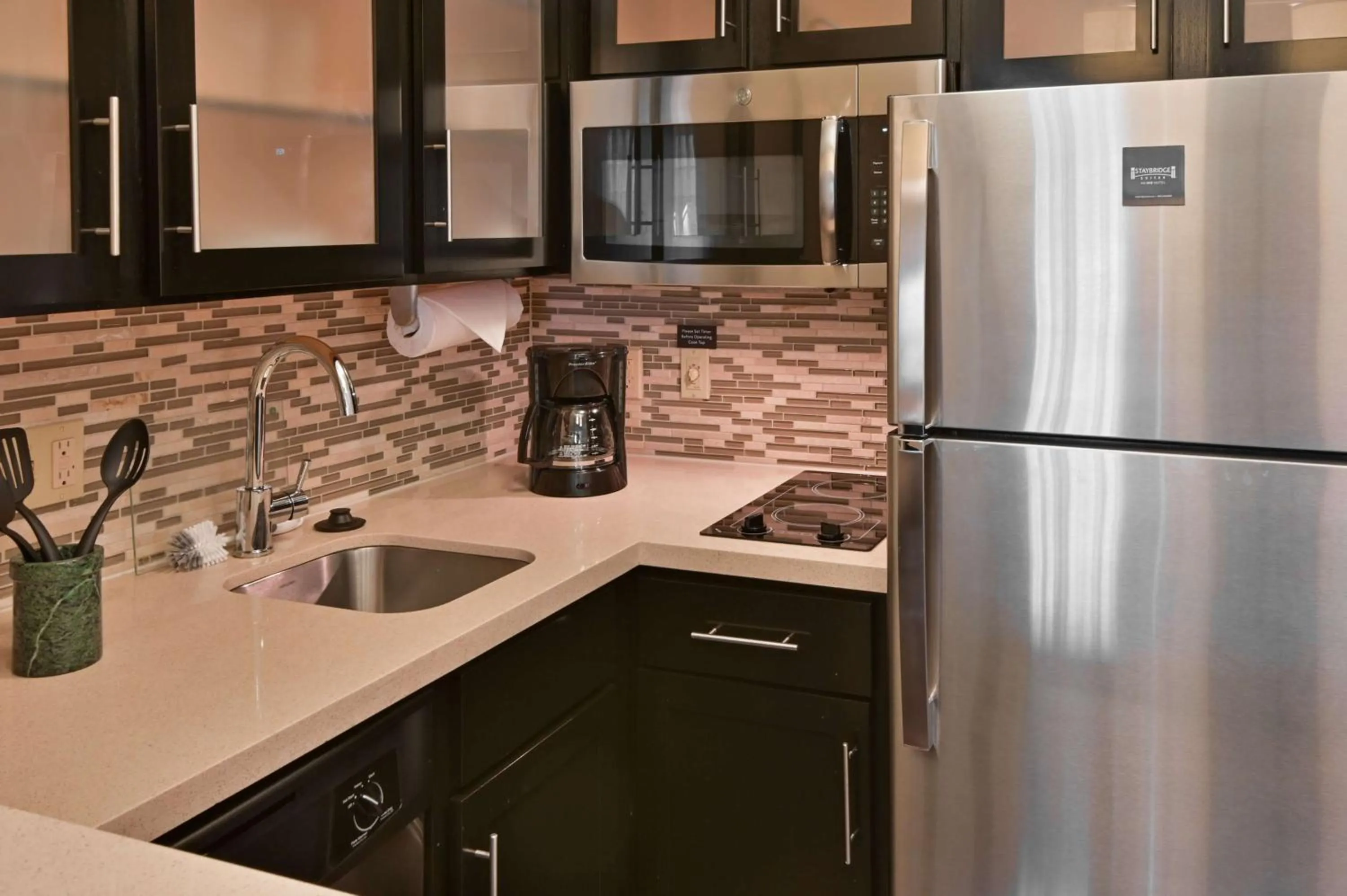 Kitchen or kitchenette in Sonesta ES Suites Fort Lauderdale Plantation