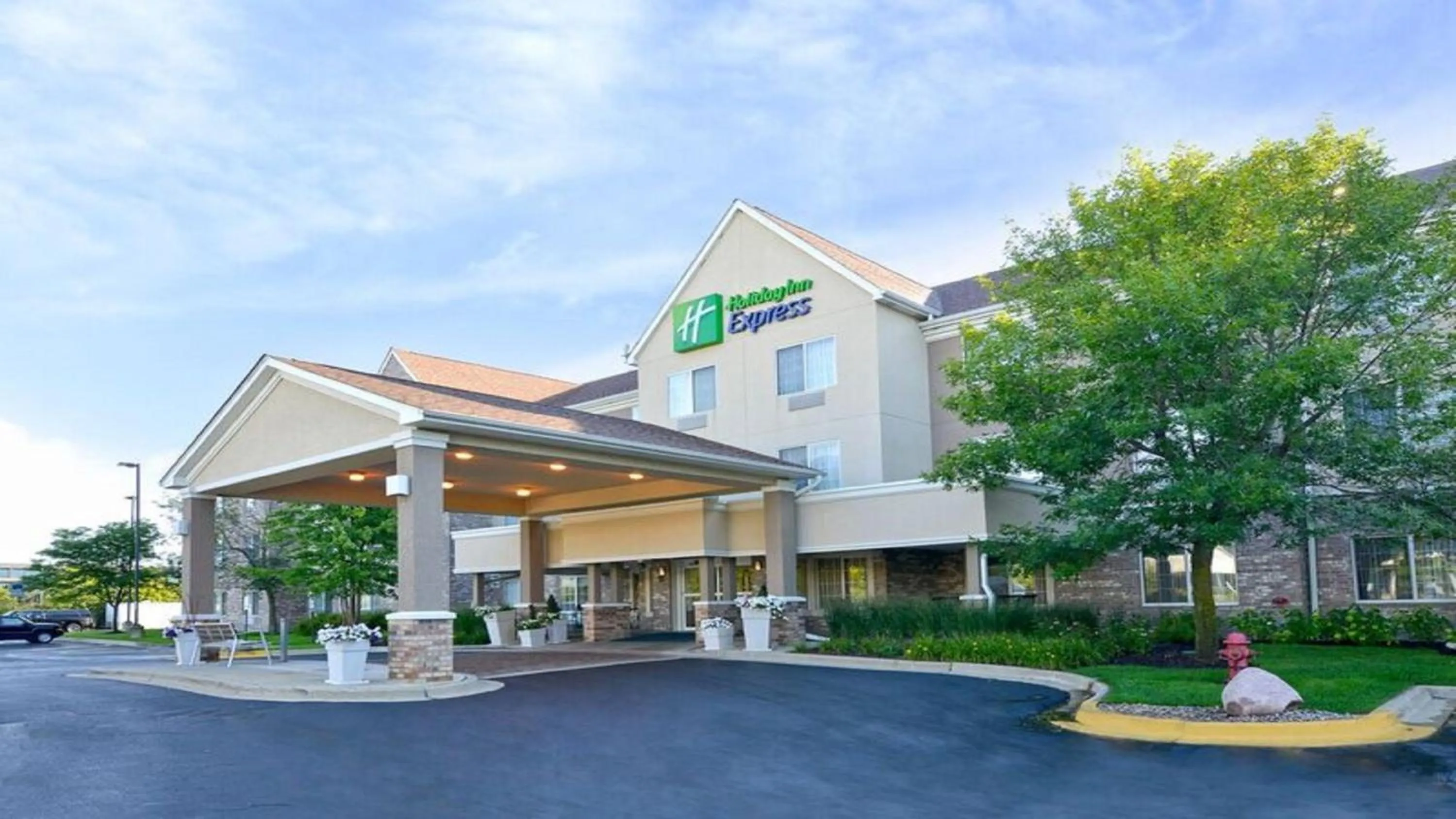 Property building in Holiday Inn Express & Suites Chicago-Deerfield Lincolnshire by IHG