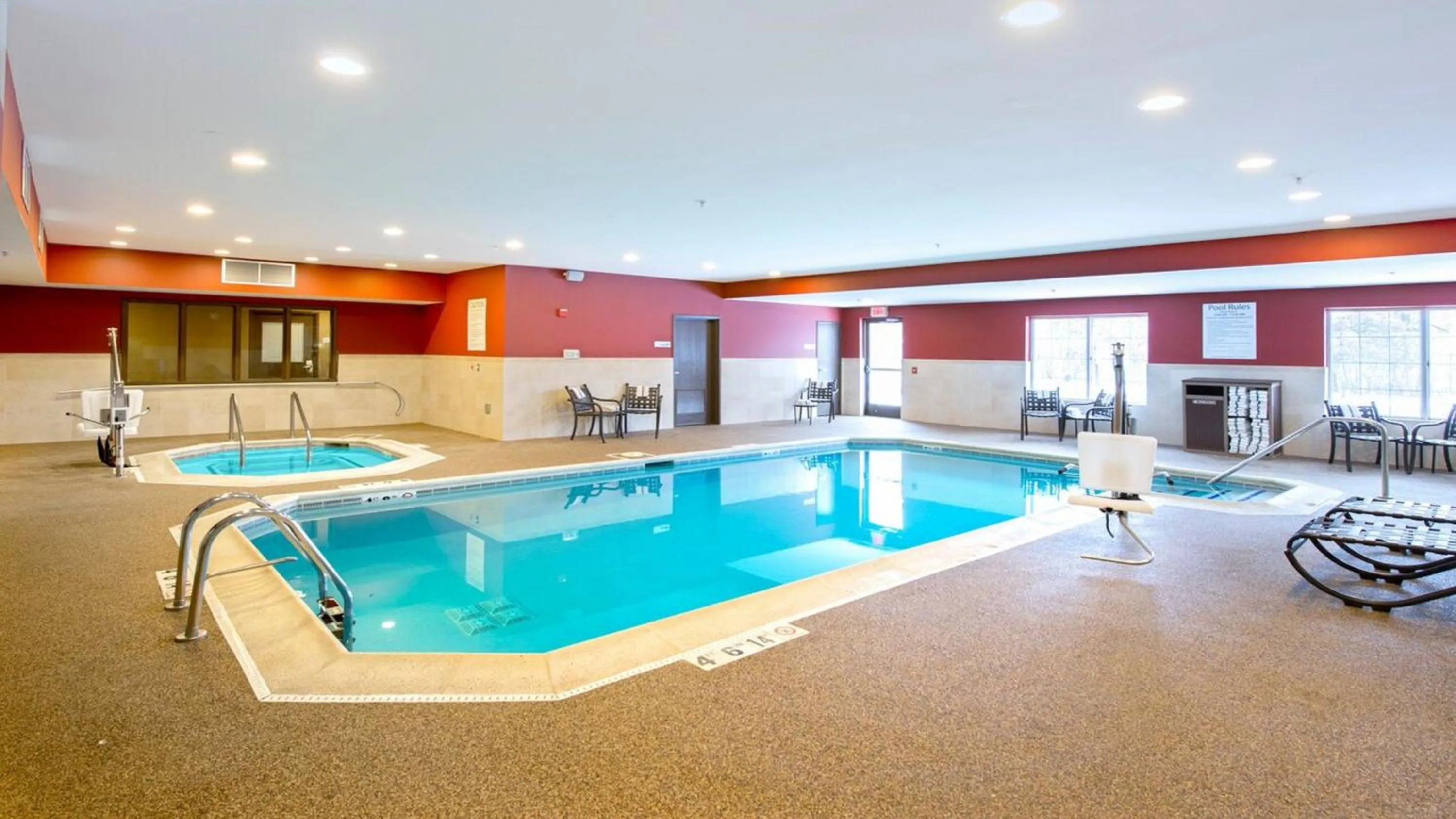 Swimming pool in Holiday Inn Express & Suites Chicago-Deerfield Lincolnshire by IHG