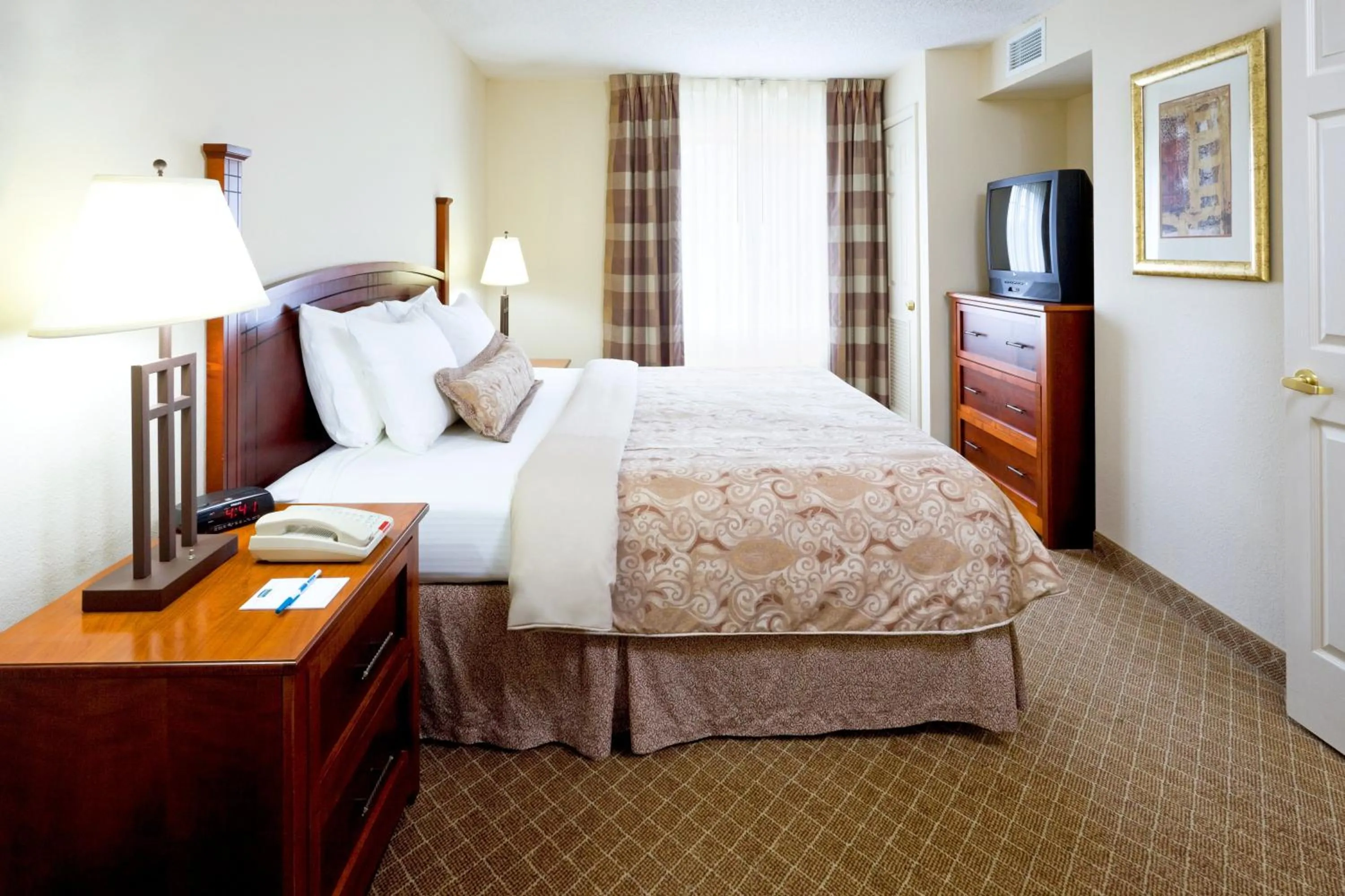 Photo of the whole room, Bed in Staybridge Suites Cranbury - South Brunswick by IHG