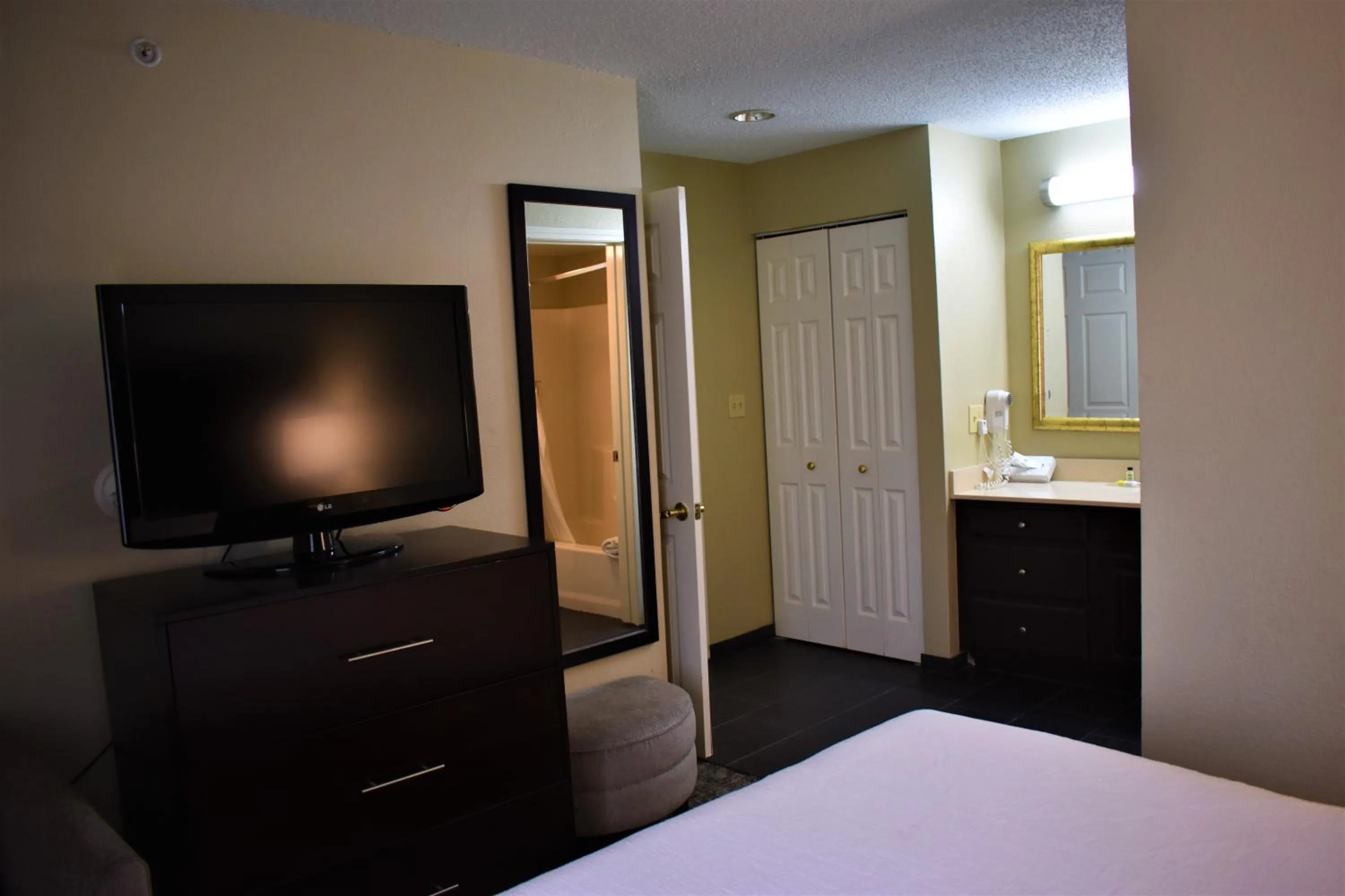 Bedroom, Bed in Staybridge Suites Cranbury - South Brunswick by IHG