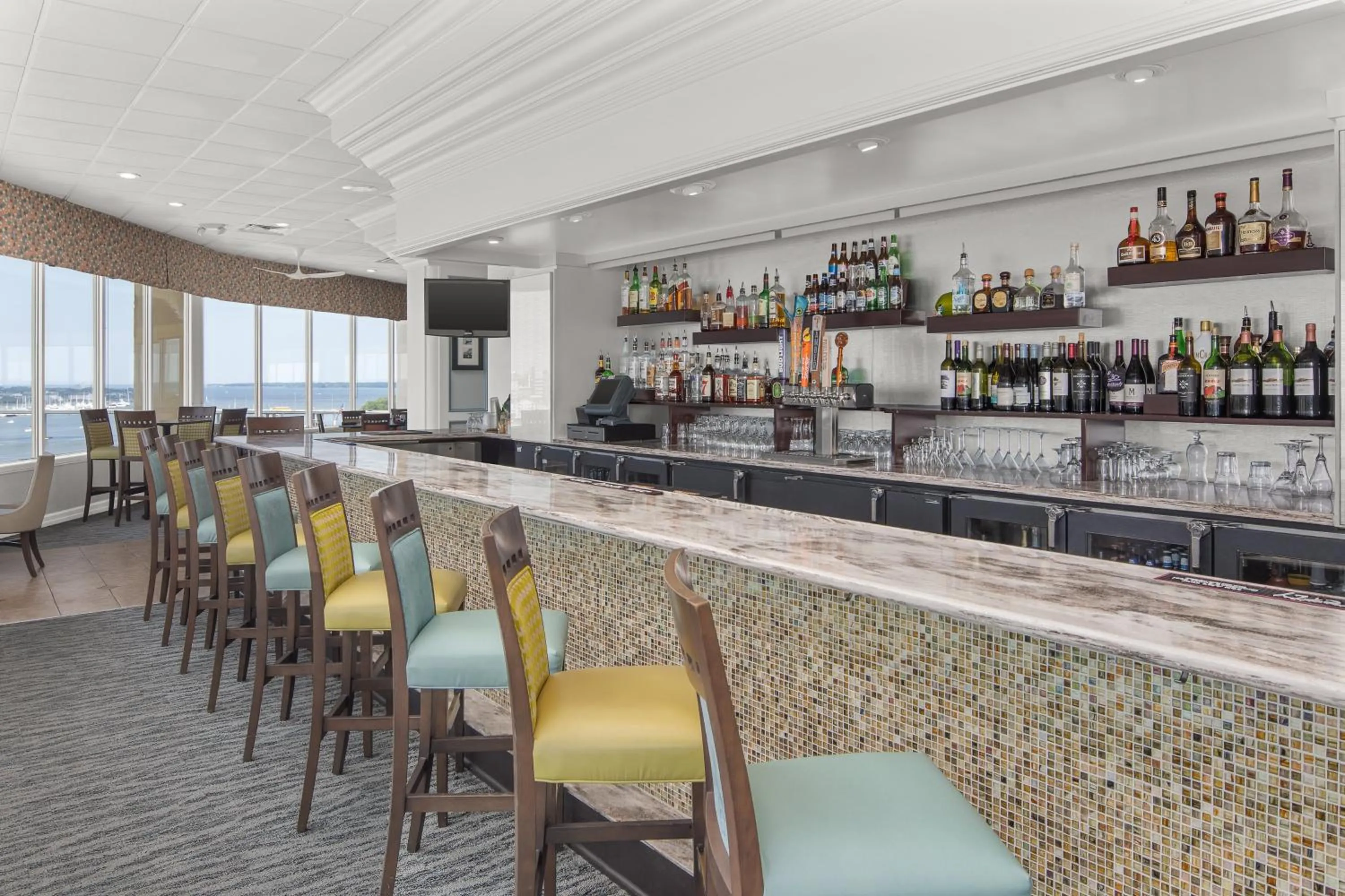 Lounge or bar in Holiday Inn Charleston-Riverview by IHG