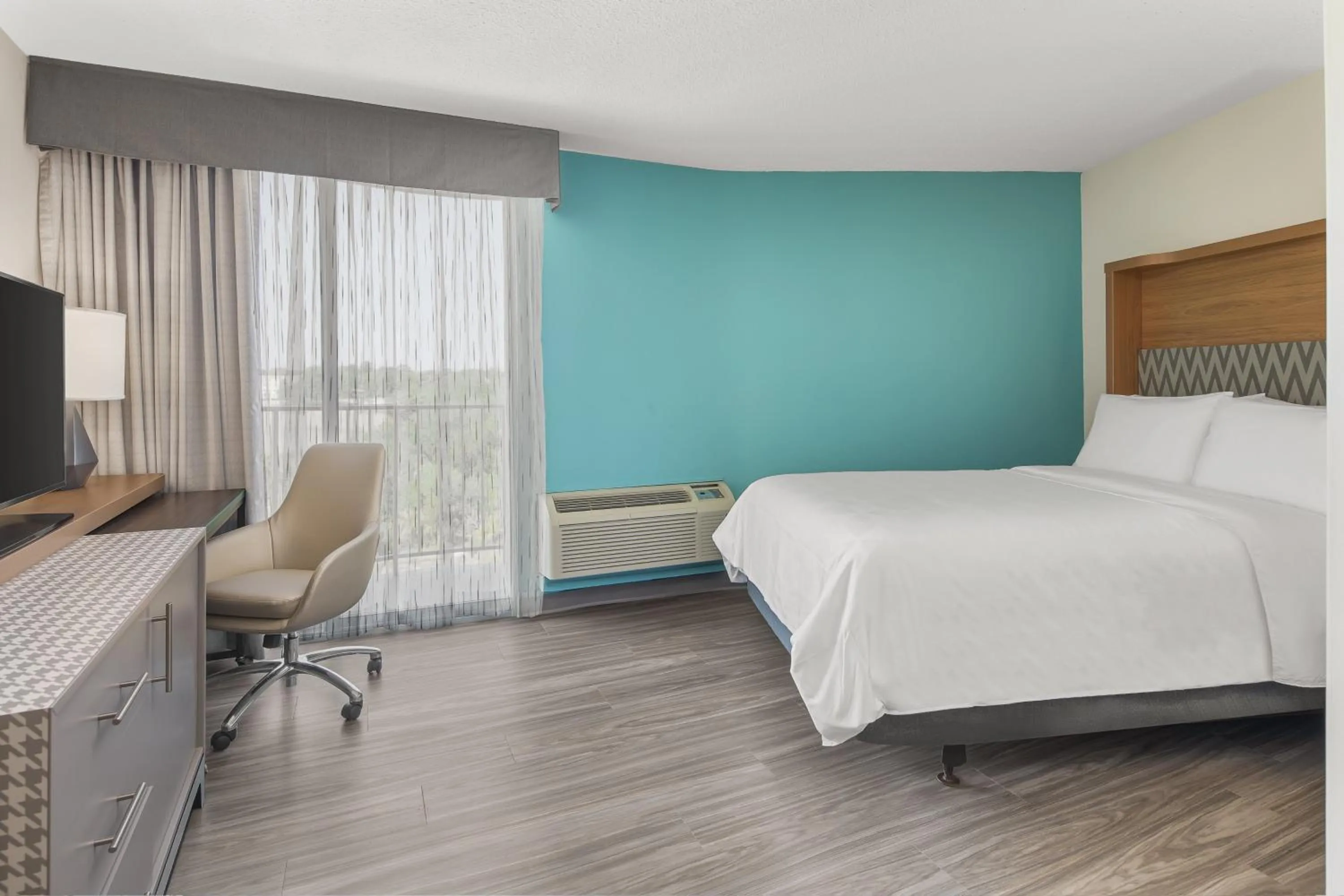 Photo of the whole room, Bed in Holiday Inn Charleston-Riverview by IHG