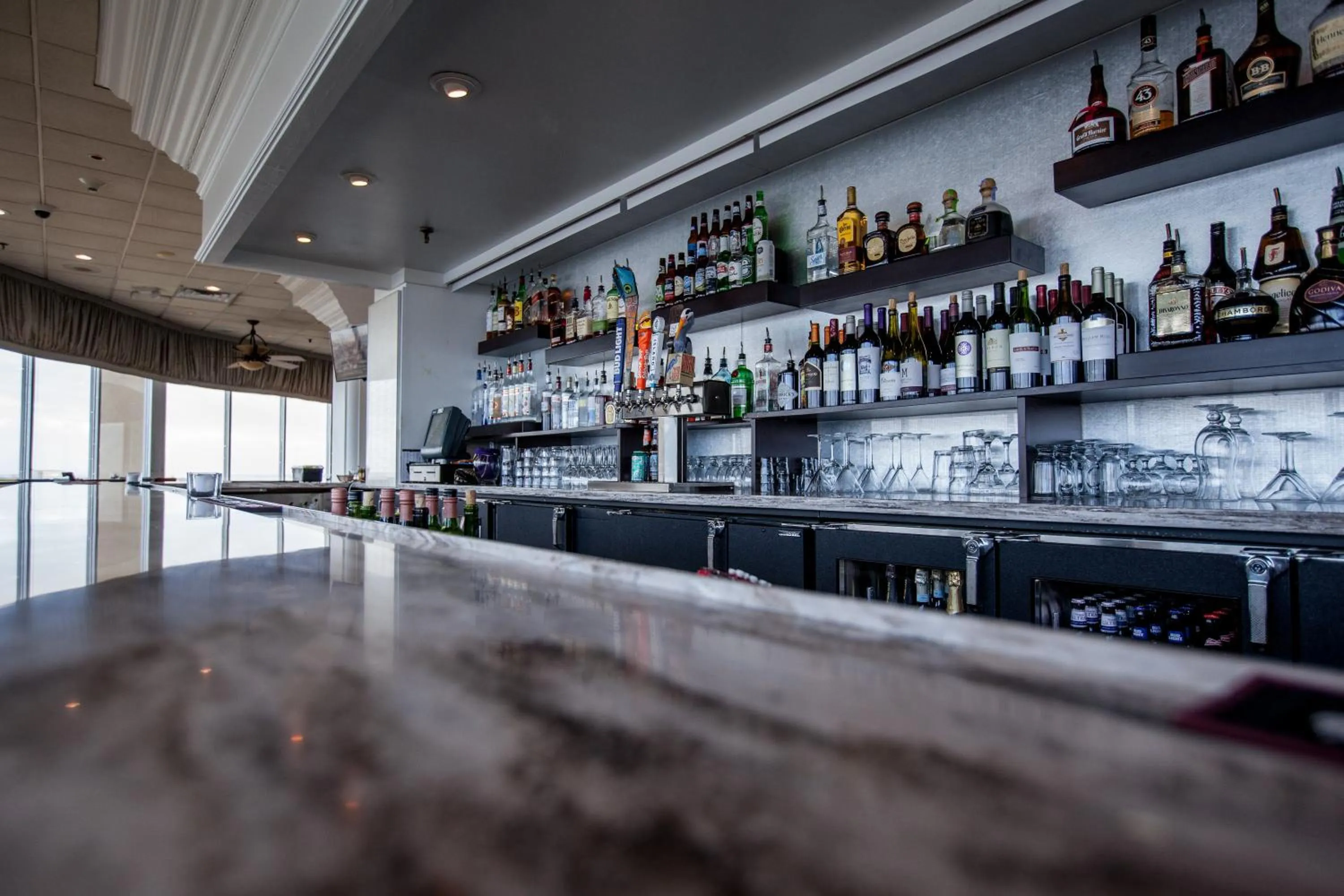 Lounge or bar in Holiday Inn Charleston-Riverview by IHG