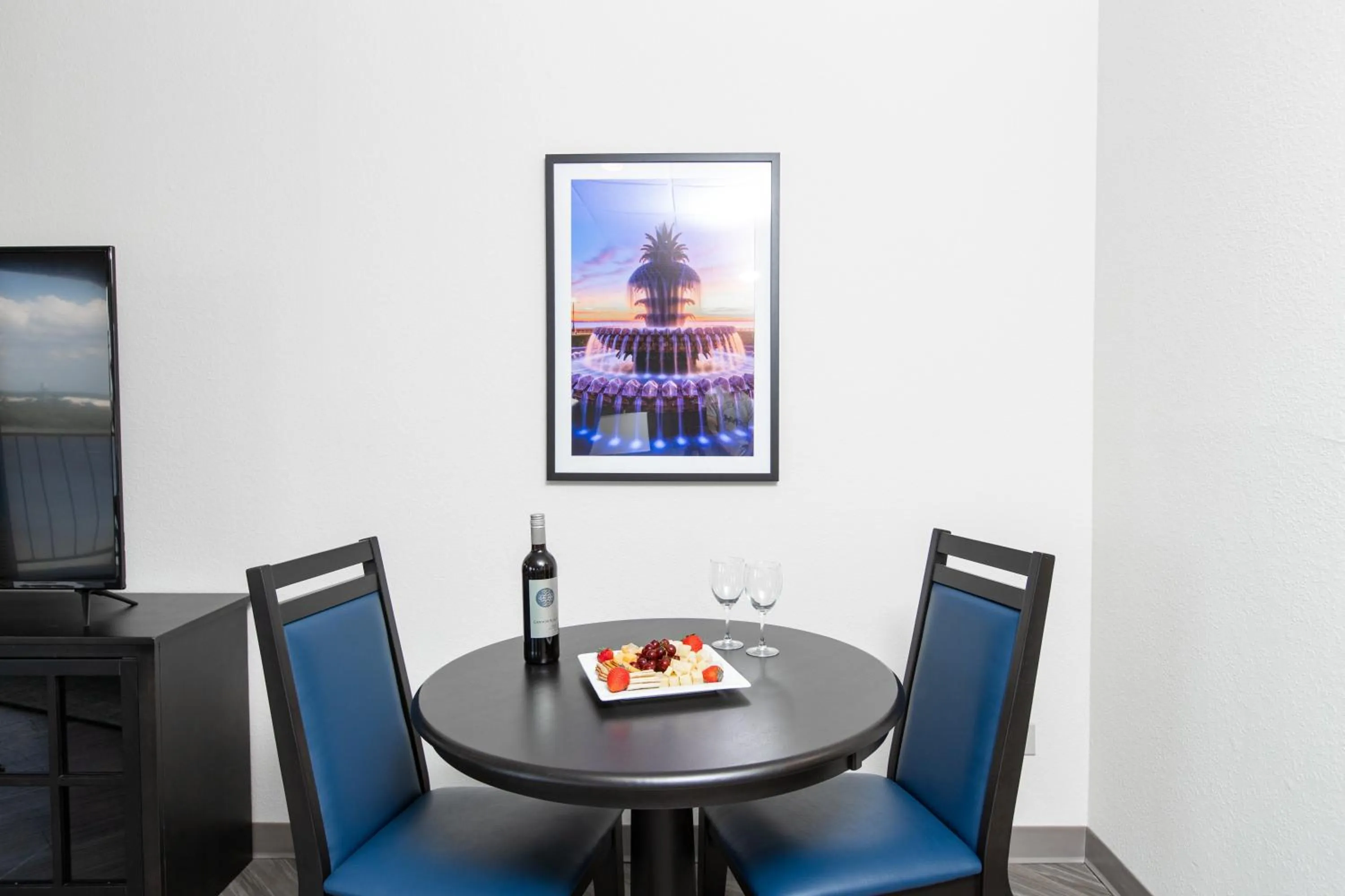 Photo of the whole room in Holiday Inn Charleston-Riverview by IHG