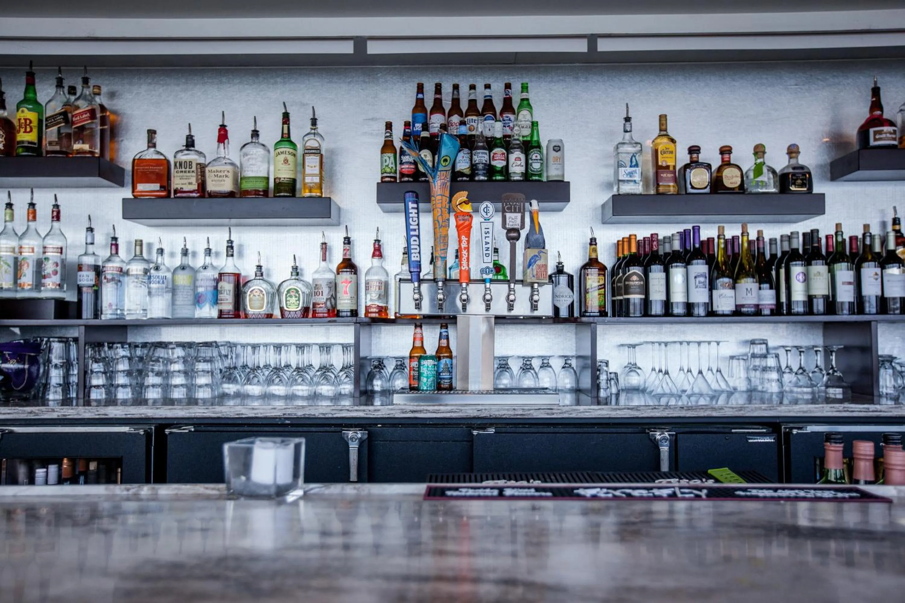 Lounge or bar in Holiday Inn Charleston-Riverview by IHG